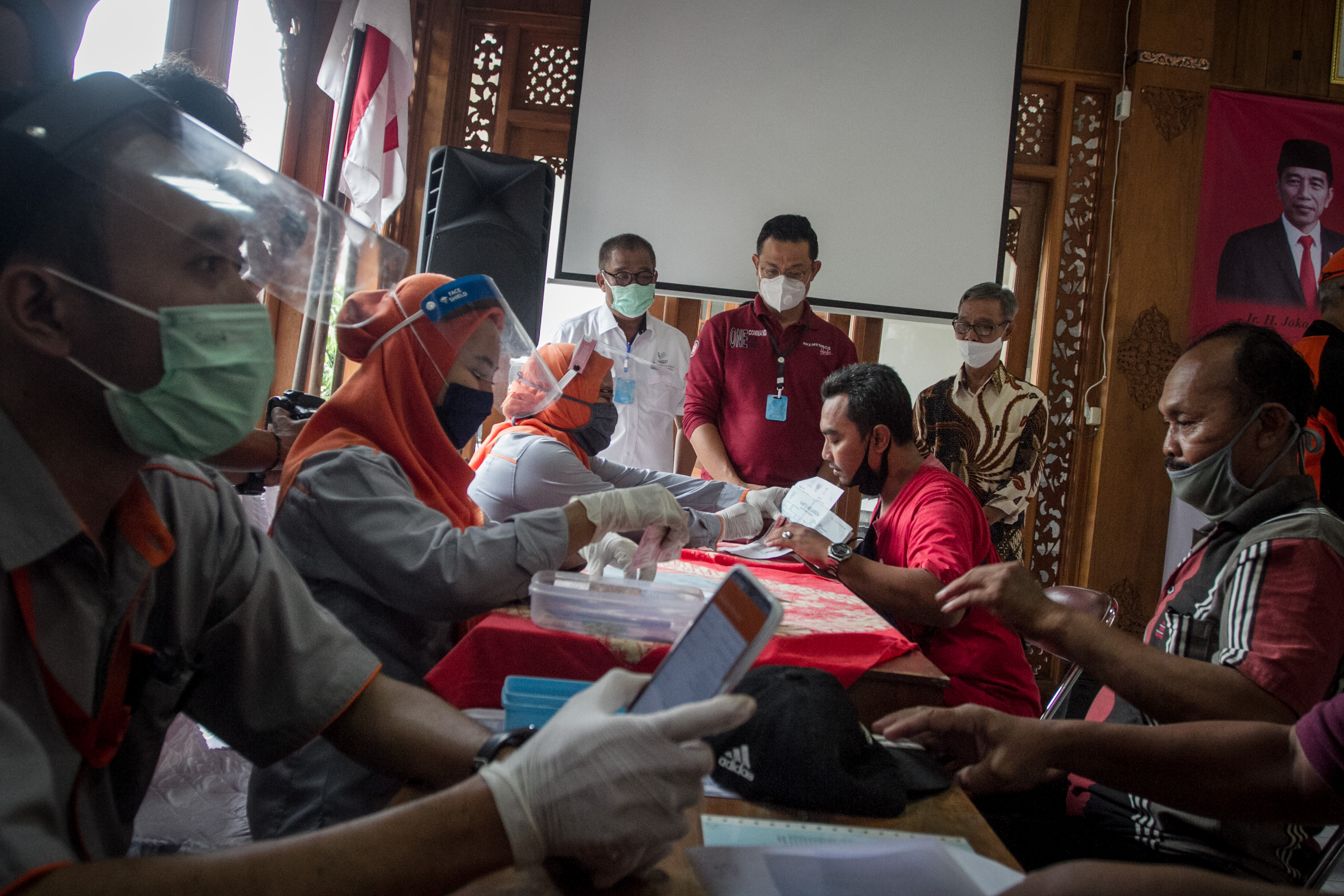 MENSOS CEK PENYALURAN BST DI SOLO: Menteri Sosial Juliari P. Batubara (tengah) meninjau penyaluran bantuan kepada warga  