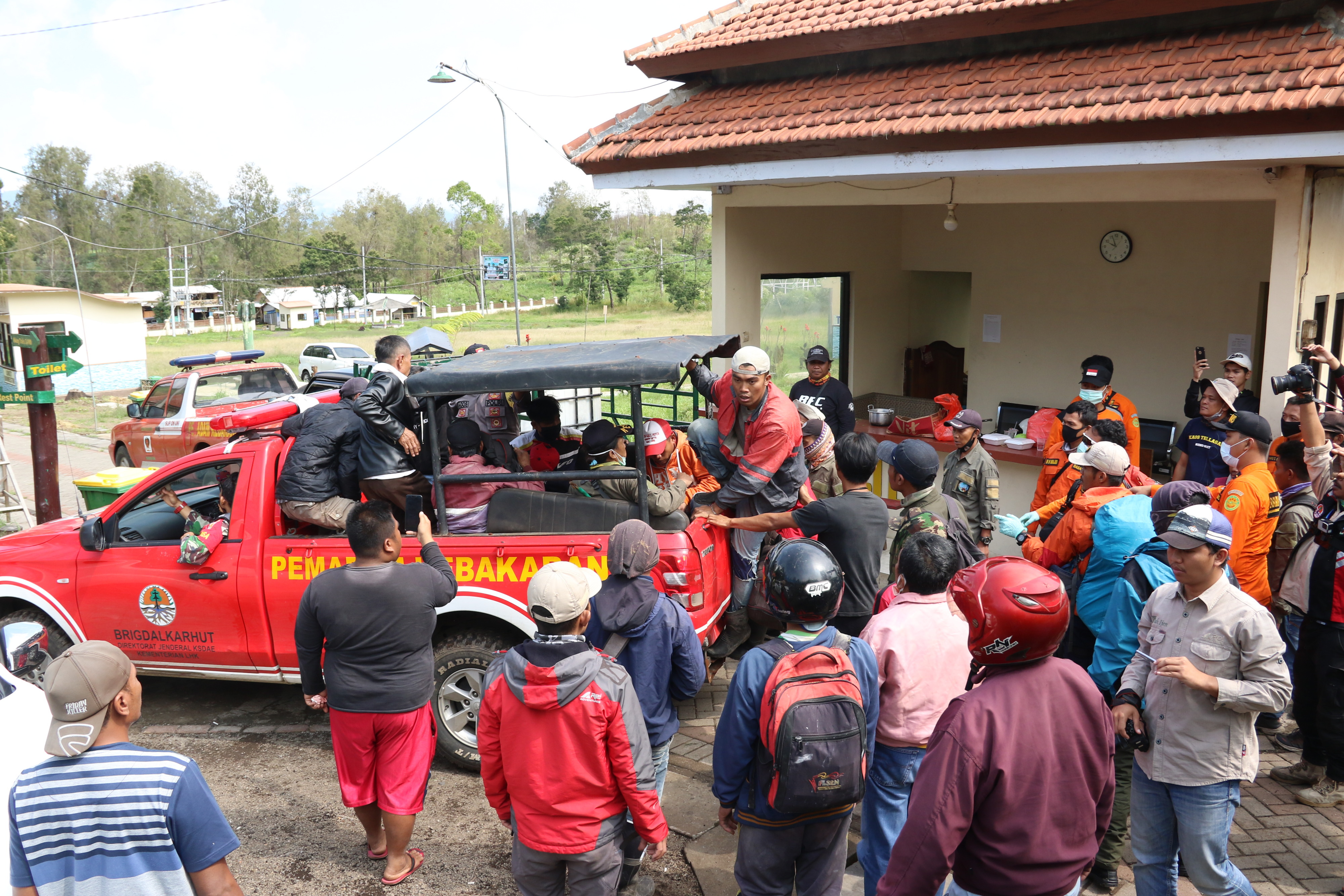 Tim gabungan mengevakuasi jenazah korban letupan kawah di Gunung Ijen Banyuwangi, Jawa Timur, Sabtu (30/5). 