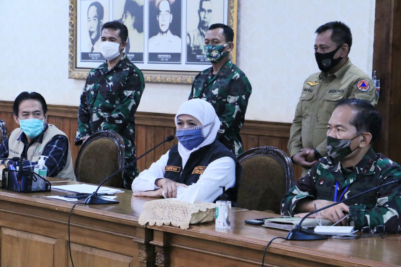 Gubernur Jatim Khofifah Indar Parawansa saat mengumumkan perpanjangan PSBB di Surabaya Raya.