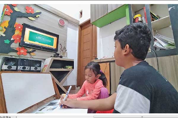 Kemendikbud telah menghadirkan tayangan-tayangan edukatif melalui program Belajar dari Rumah atau BDR di stasiun televisi TVRI.