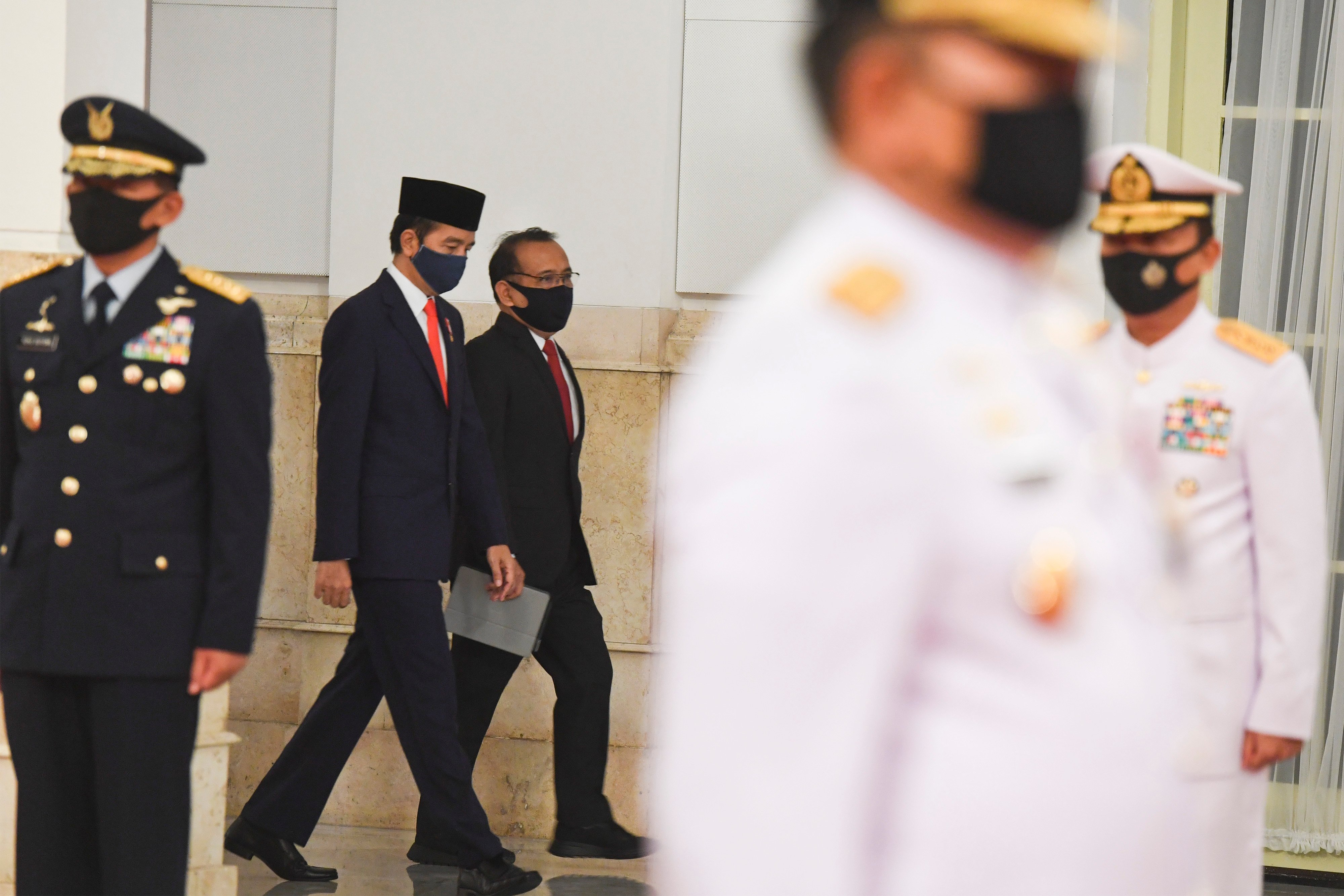 Presiden Joko Widodo (kedua kiri) didampingi Menteri Sekretaris Negara Pratikno (ketiga kiri).
