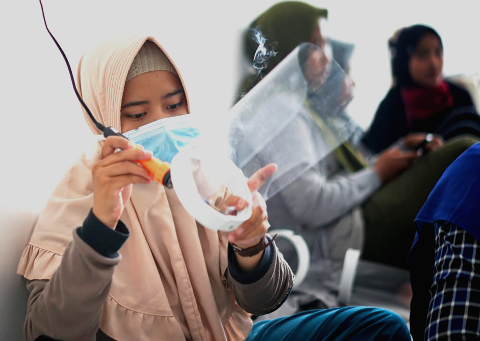 Sejumlah remaja anggota Humanity for All Kabupaten Sumenep, Jawa Timur memproduksi pelindung wajah (face shield) untuk tenaga medis.