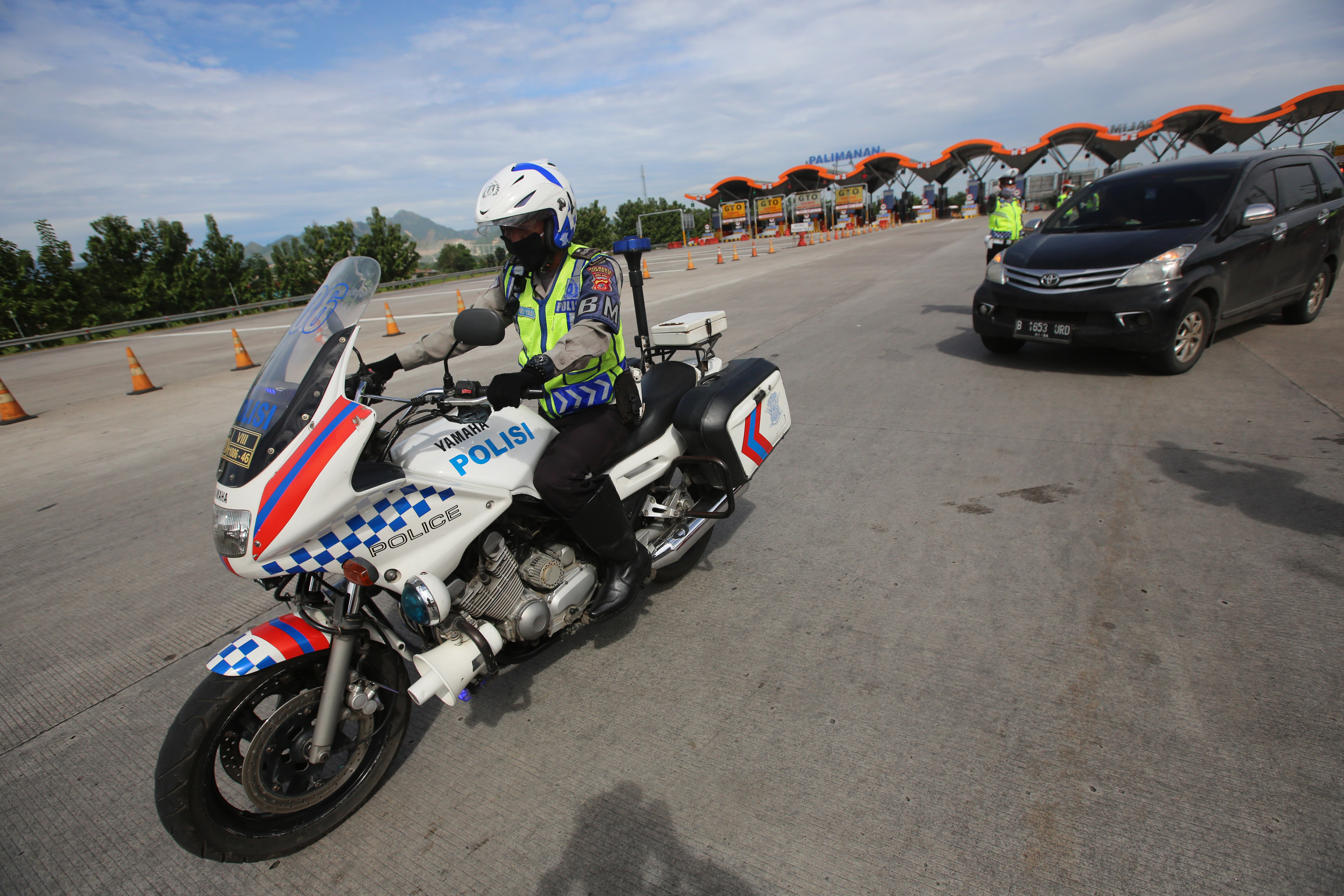 Petugas Polresta Cirebon mengarahkan kendaraan untuk putar balik di Gerbang Tol Palimanan Utama, Cirebon, Jawa Barat, Kamis (21/5).