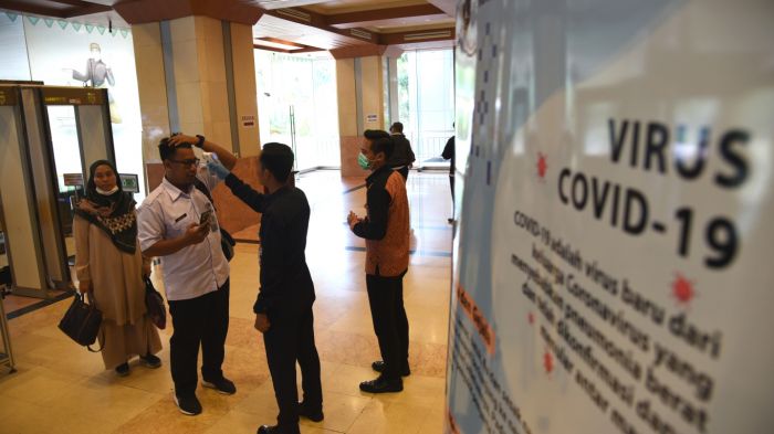 Pengecekan suhu tubuh di Gedung Balai Kota.