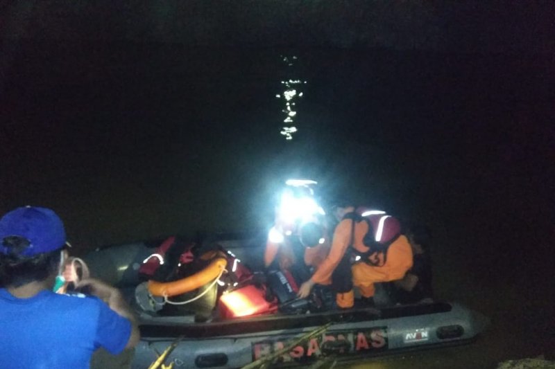 Kantor SAR Tanjungpinang menyisir lokasi kejadian bocah laki-laki usia 5 tahun yang terseret arus drainase di Kelurahan Tanjung Riau, Batam.