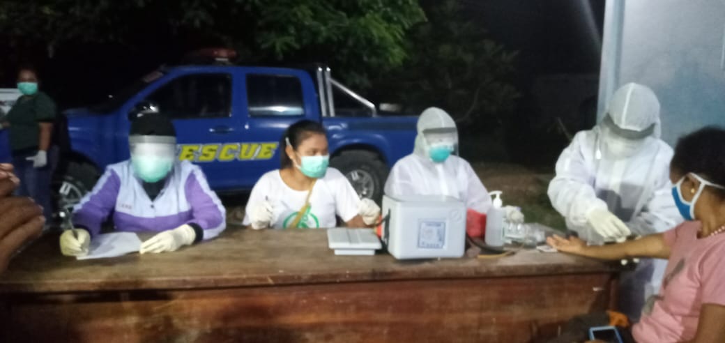 Pedagang Pasar TPI, Kota Loweleba, Kabupaten Lembata, NTT menjalani rapid test covid-19.