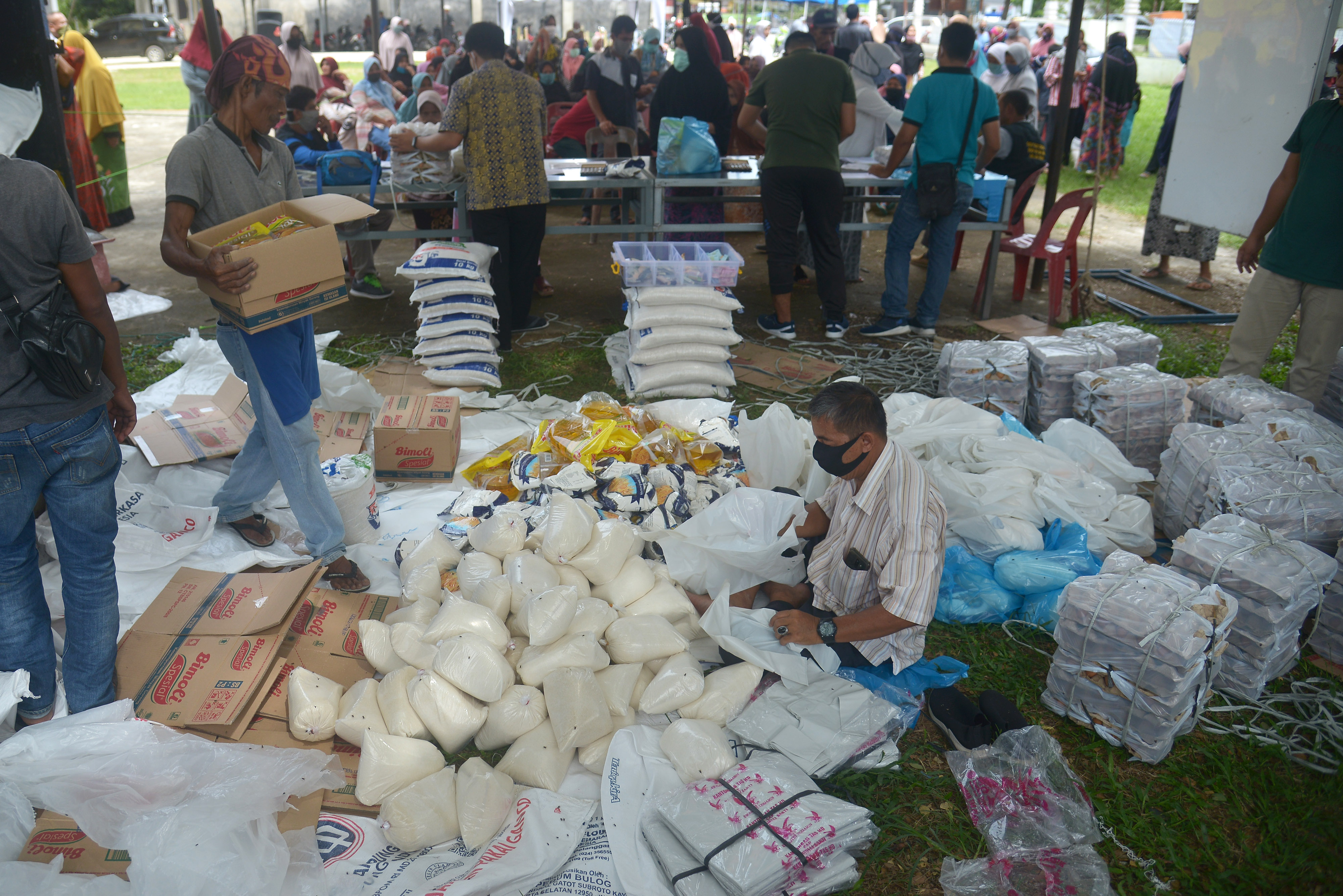 Pemerintah Aceh Besar bekerja sama dengan Perom Bulog menggelar pasar murah