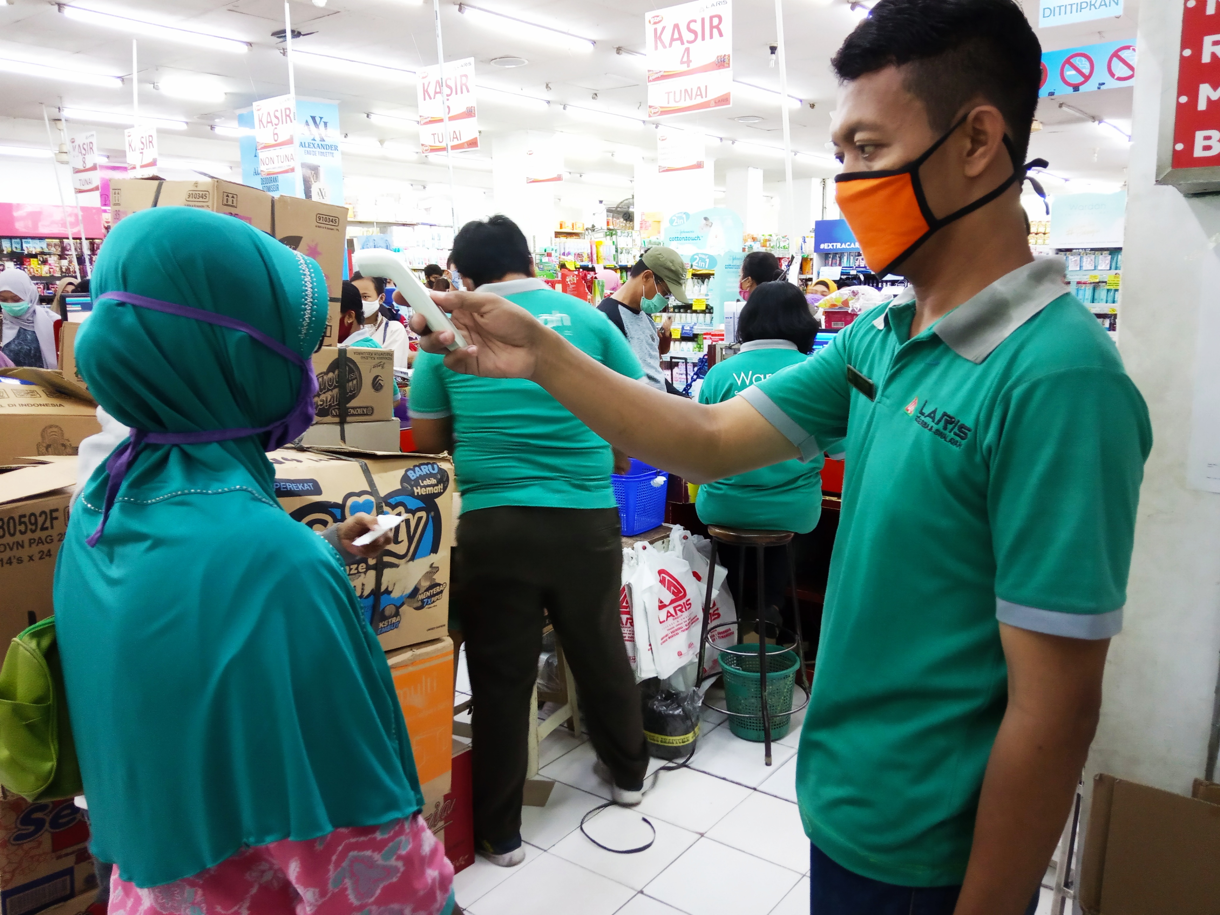 Pemeriksaan suhu tubuh pengunjung pusat perbelanjaan di Klaten, Kamis (21/5/2020)