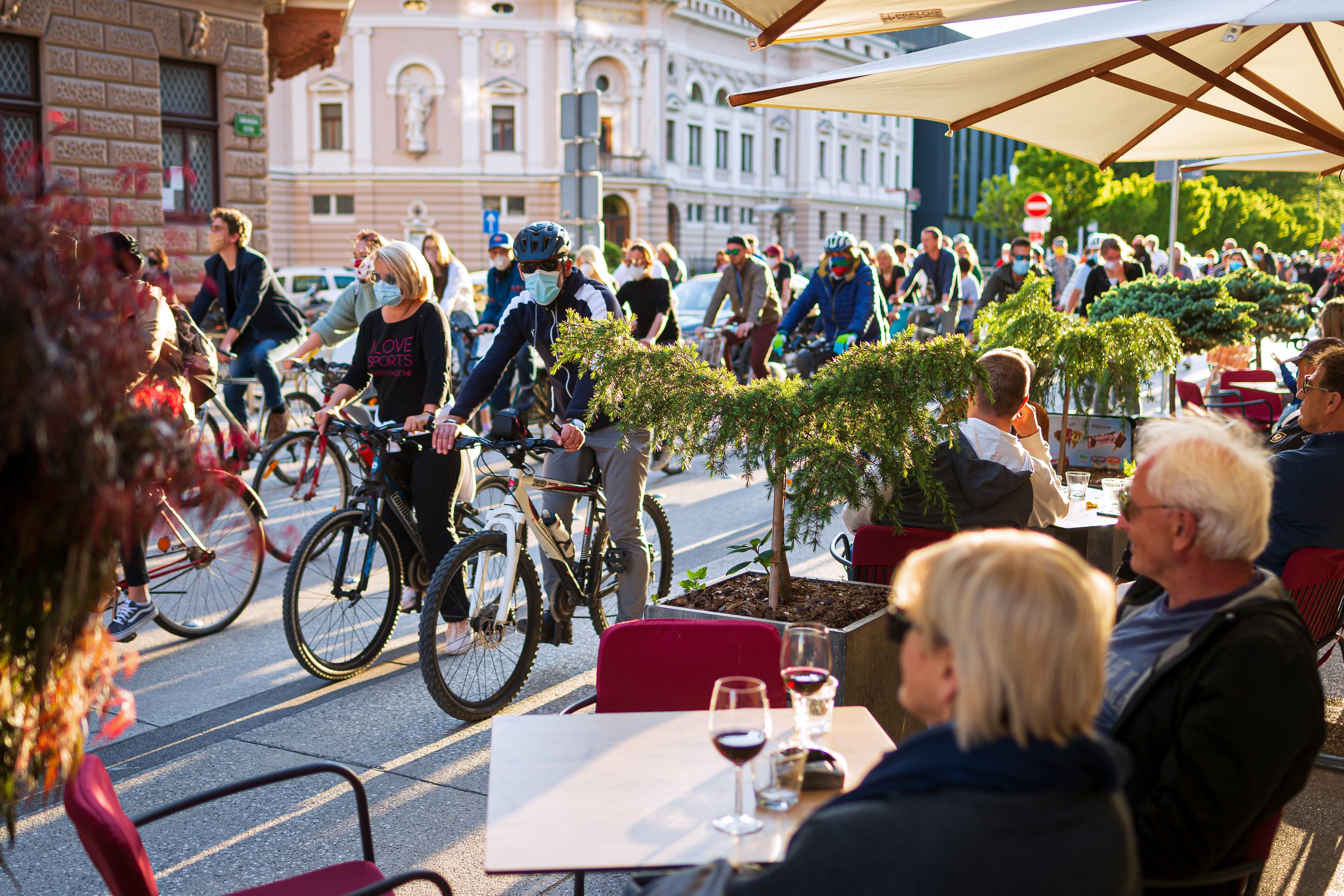 Warga Slovenia menggunakan sepeda memblokade jalan-jalan di Ljubljana memprotes pemerintah yang mereka sebut korup.