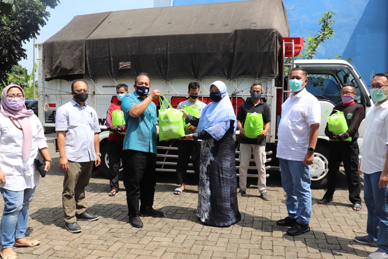 Deputi Direktur BPJAMSOSTEK Wilayah DKI Jakarta, Cotta Sembiring menyerahkan paket bantuan sembako. 