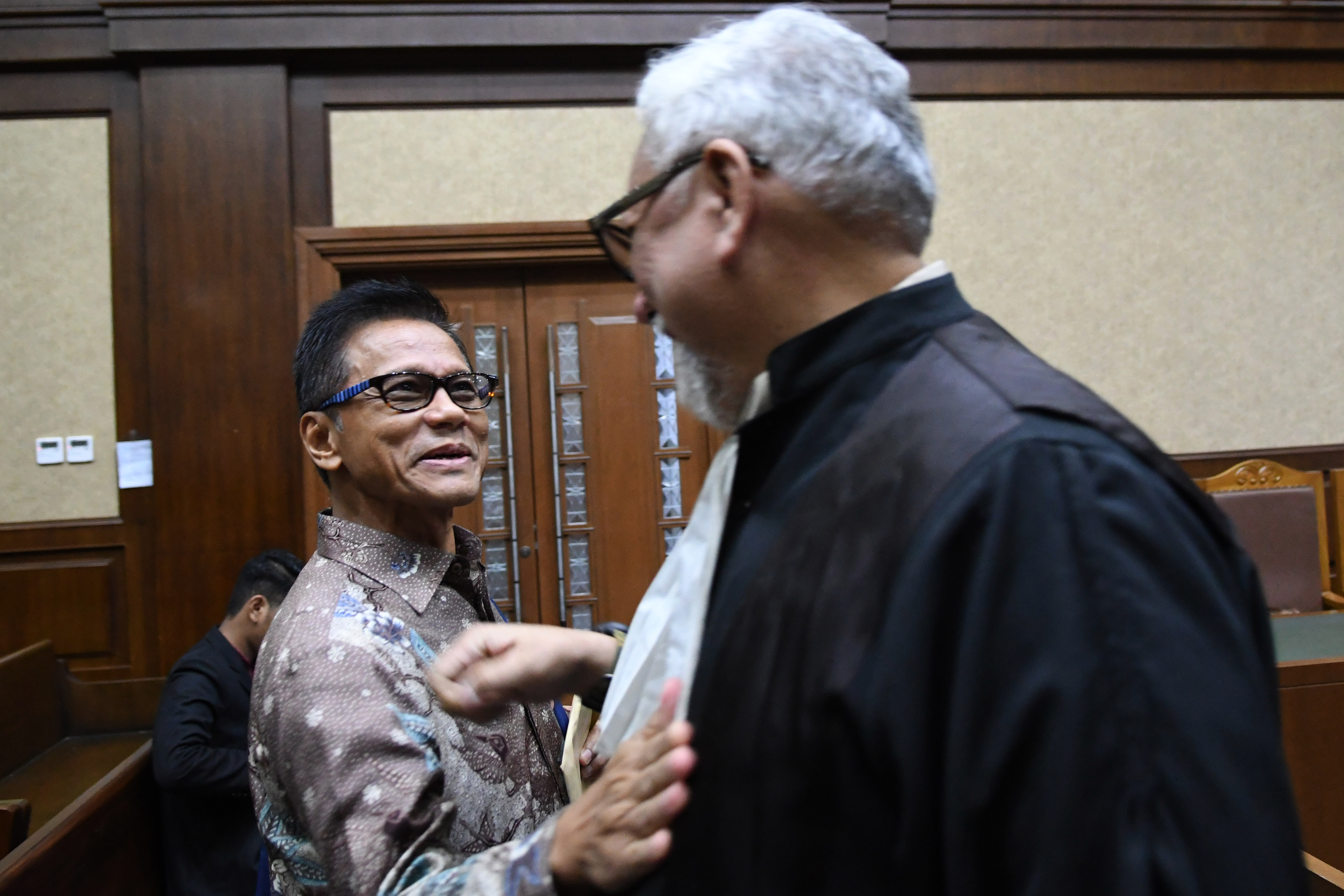 Eks Dirut PT Mugi Rekso Abadi (MRA) Soetikno Soedarjo (kiri). 