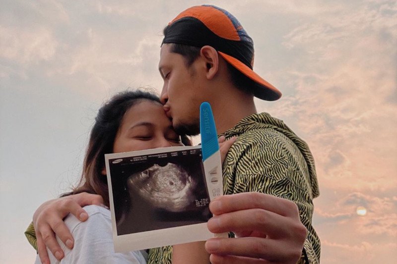 Bunga Jelitha Ibrani dan Syamsir Alam.