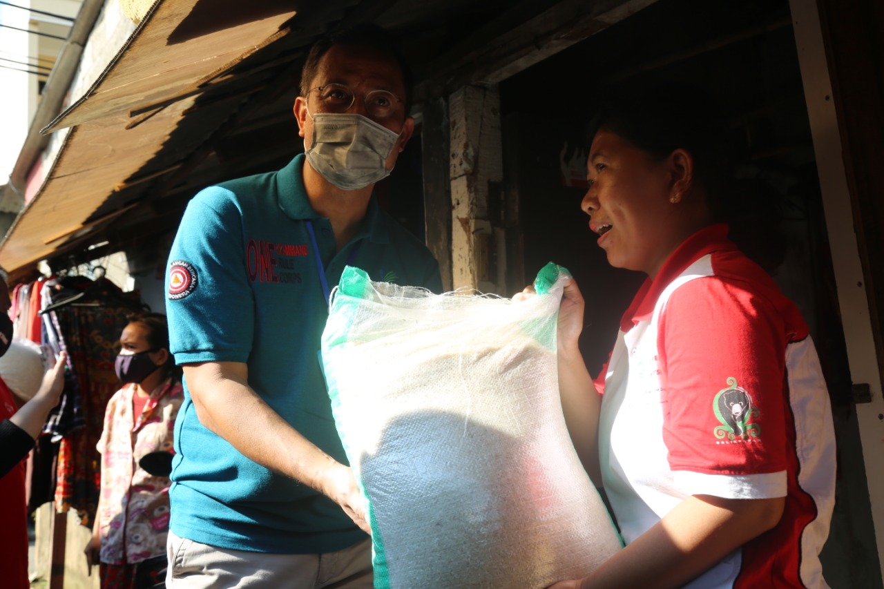 mensos Juliari P Batubara membagikan sembako ke warga terdampak covid-19 di Jakarta Barat