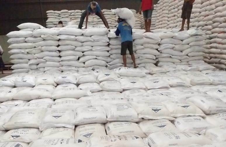 Perum Bulog akhir pekan ini menggelontorkan gula putih sebesar 22 ribu ton untuk tekan harga. 