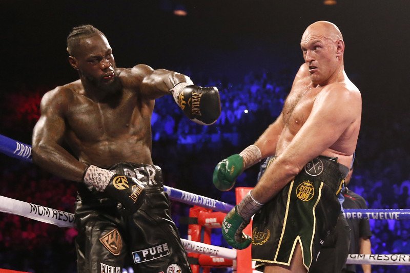 Tyson Fury bertarung melawan Deontay Wilder dalam WBC Heavyweight Title di The Grand Garden Arena, MGM Grand, Las Vegas, Amerika Serikat.