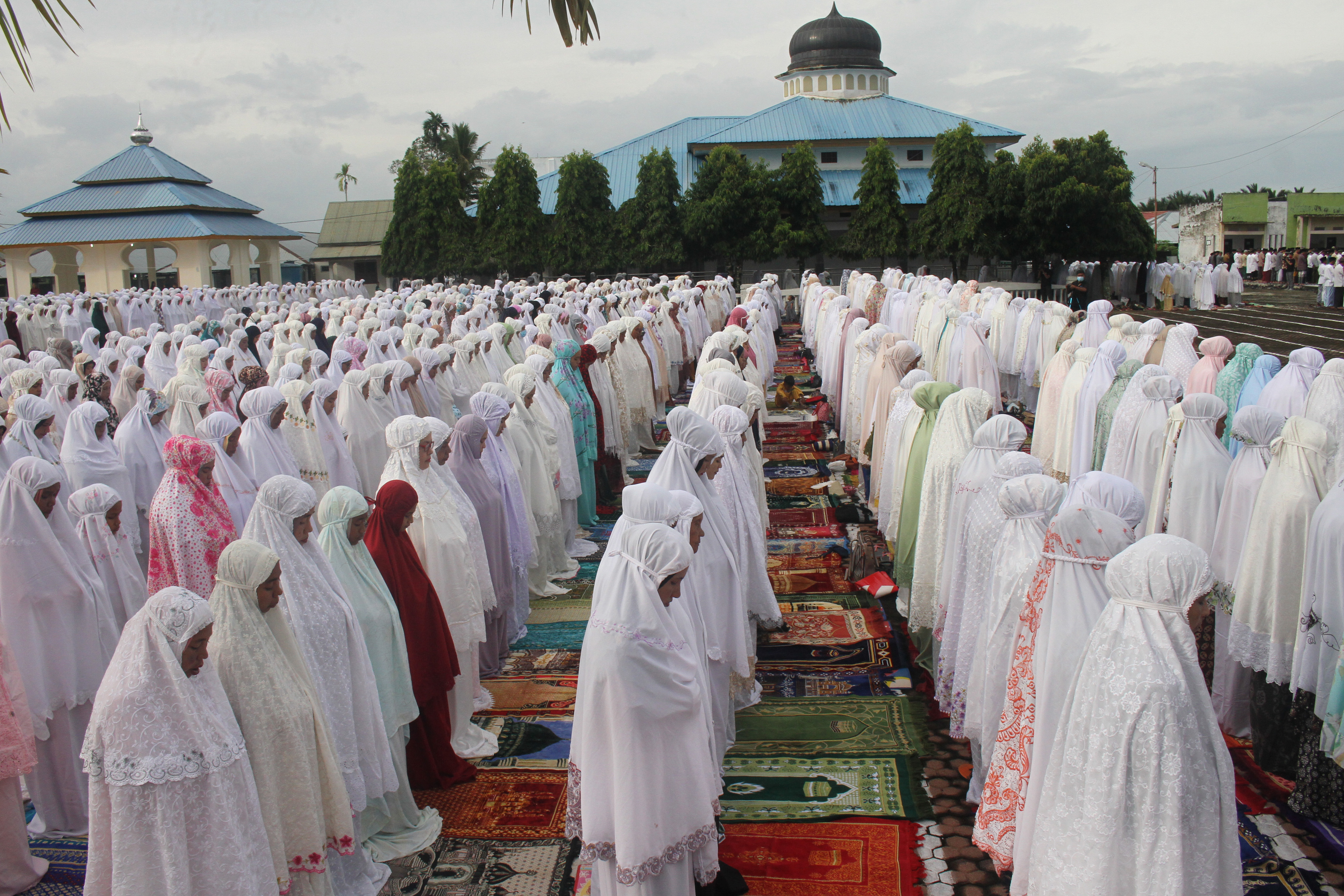 Jamaah Tarekat Syattariah melaksanakan shalat Idul Fitri 1441 Hijriah di halaman Masjid Syaikhuna Habib Muda Seunagan Desa Peuleukung, Aceh.
