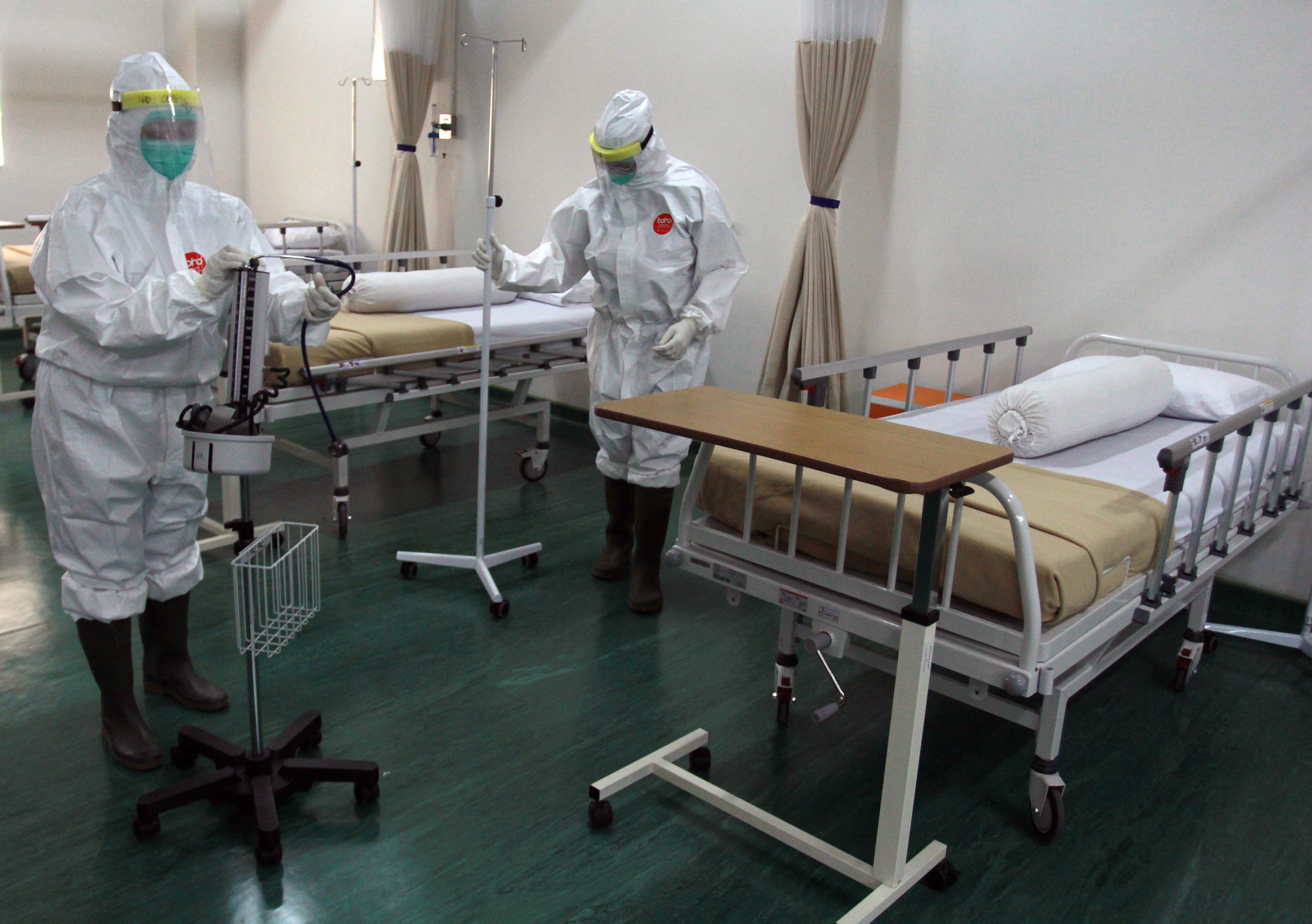 Paramedis mempersiapkan ruang isolasi bertekanan negatif khusus pasien COVID-19 di Ciputra Hospital Citra Garden City, Jakarta