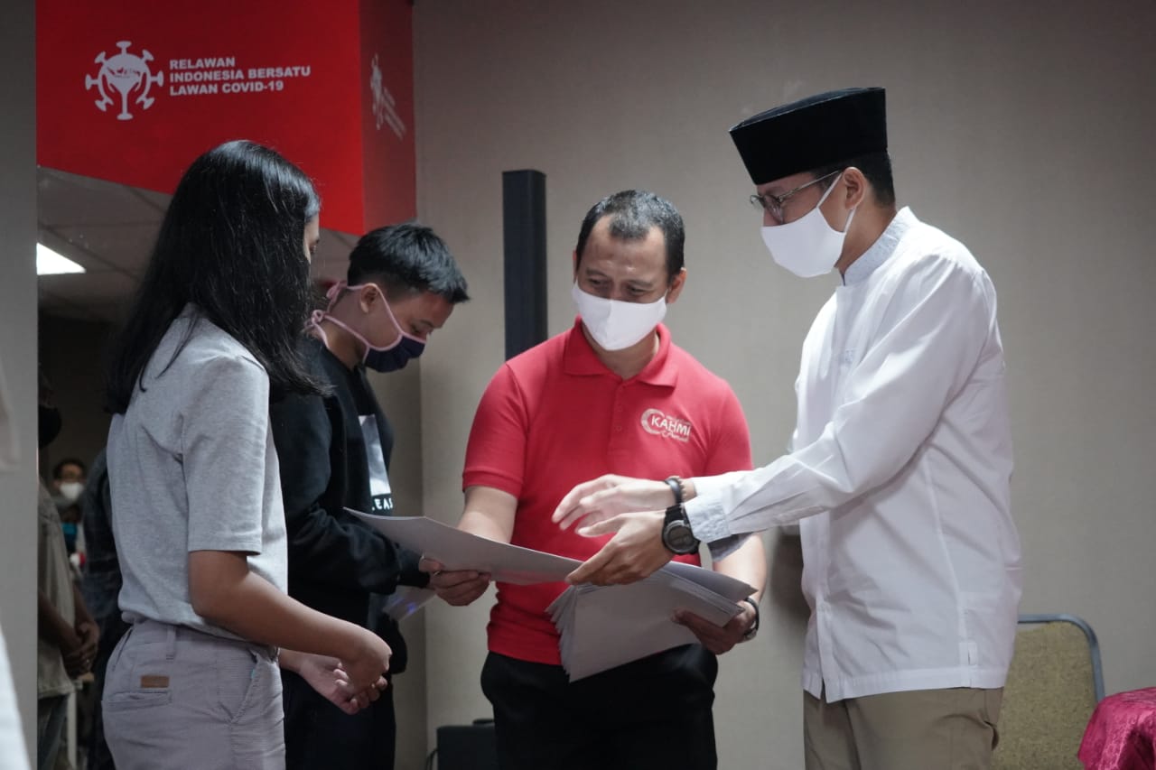 Pengusaha nasional Sandiaga Uno memberikan beasiswa ke pelajar-mahasiswa wntrepreneur