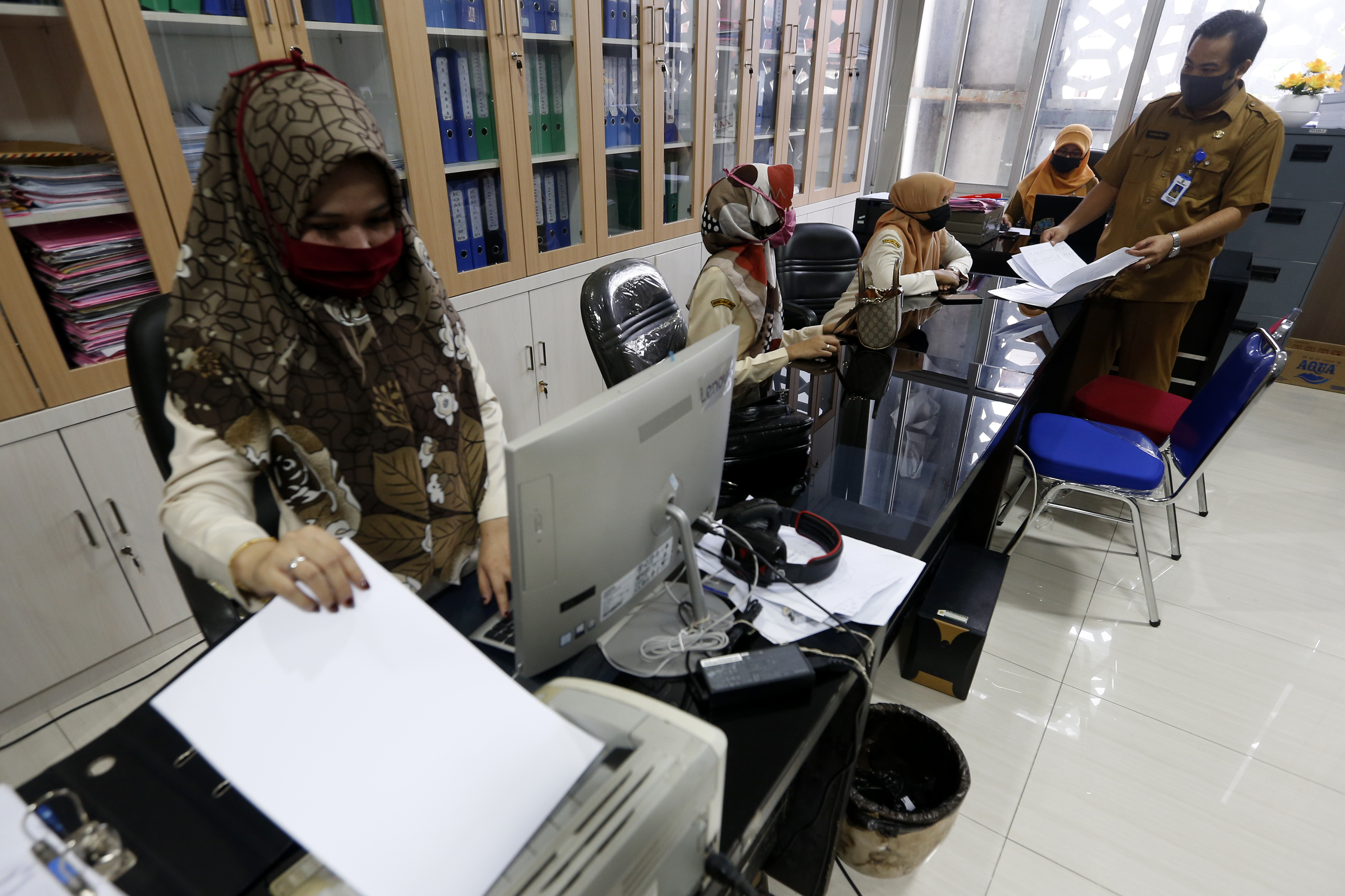 ASN menggunakan masker dan terapkan jaga jarak fisik saat bekerja di masa pandemi covid-19