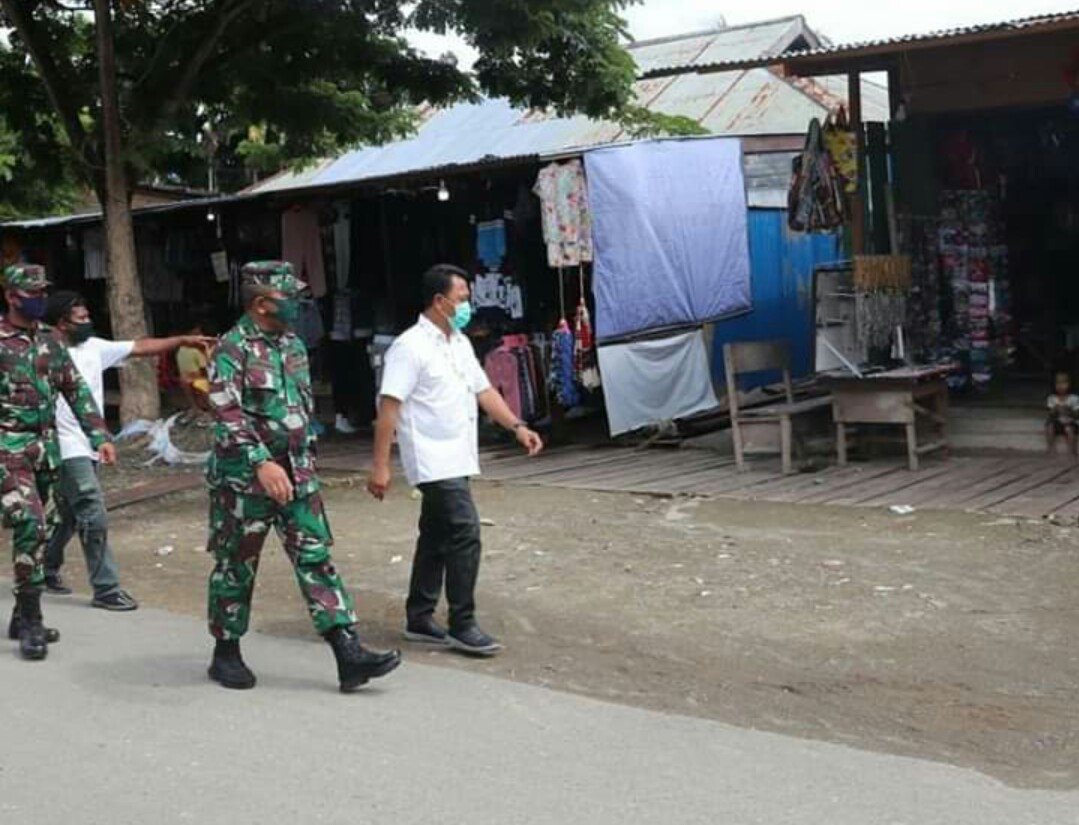 Dandim 1805 Raja Ampat Letkol Inf Josep P Kaiba bersama satgas dan anggota TNI/Polri berjalan kaki keliling Kota Waisai sosialisasi korona.
