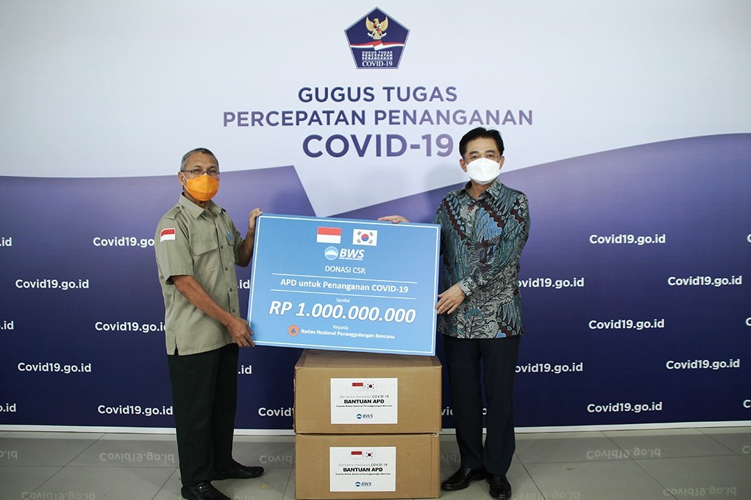 Presiden Direktur BWS Mr Choi Jung Hoon (kanan) menyerahkan bantuan kepada Direktur Optimasi Jaringan Logistik dan Peralatan BNPB Ibnu Asur.
