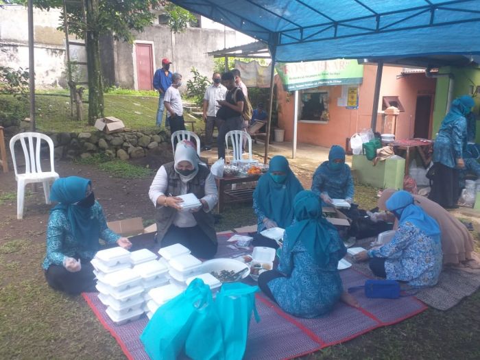 Ibu-ibu PKK menyiapkan nasi bungkus sebagai bagian dari gerakan GASIBU