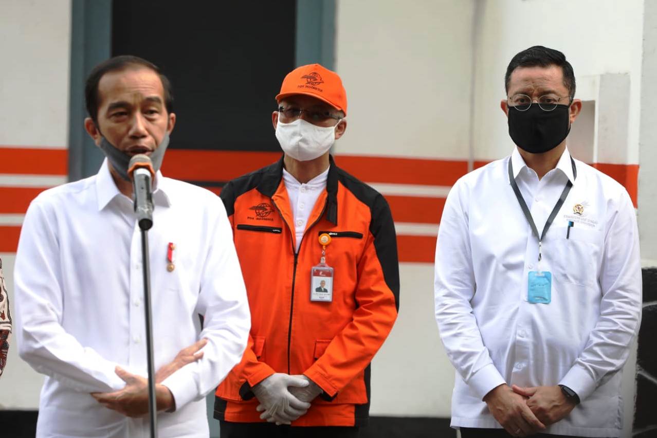 Presiden Joko Widodo (kiri) dan Mensos Juliari P Batubara (kanan).