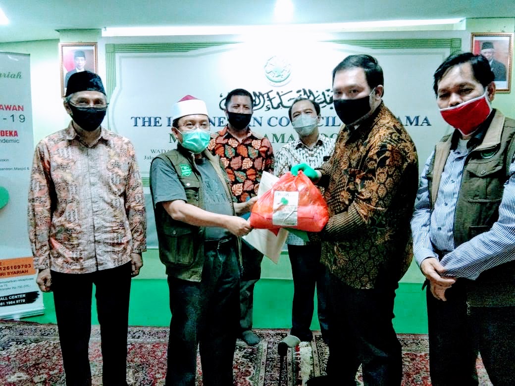 Penyerahan bantuan sembako dan masker dari Koperasi Nasari di Kantor MUI Pusat, Jl Proklamasi, Menteng, Jakarta Pusat.