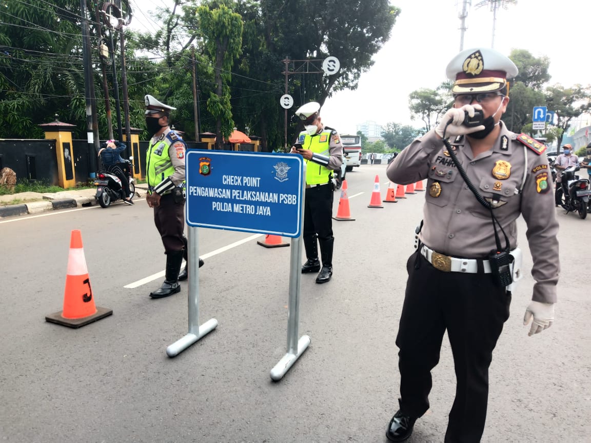 Ceck point PSBB di Lebak Bulus, Jakarta