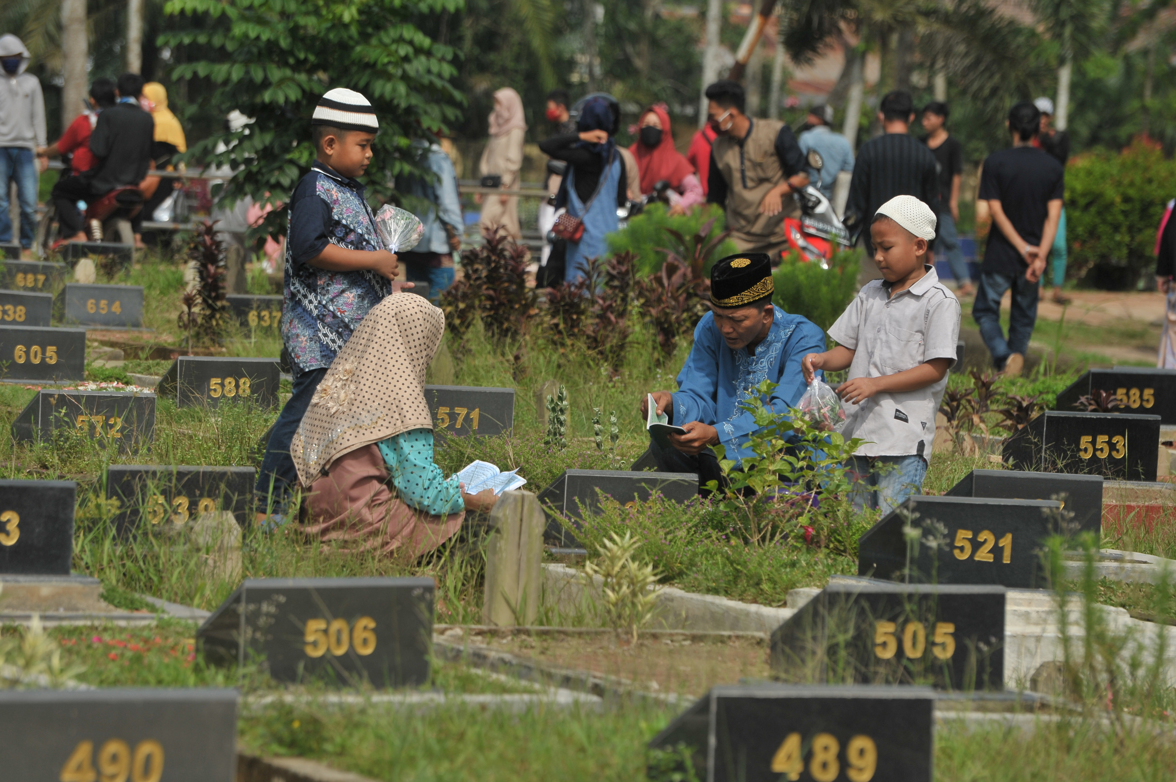 Ilustrasi--Warga berziarah kubur.