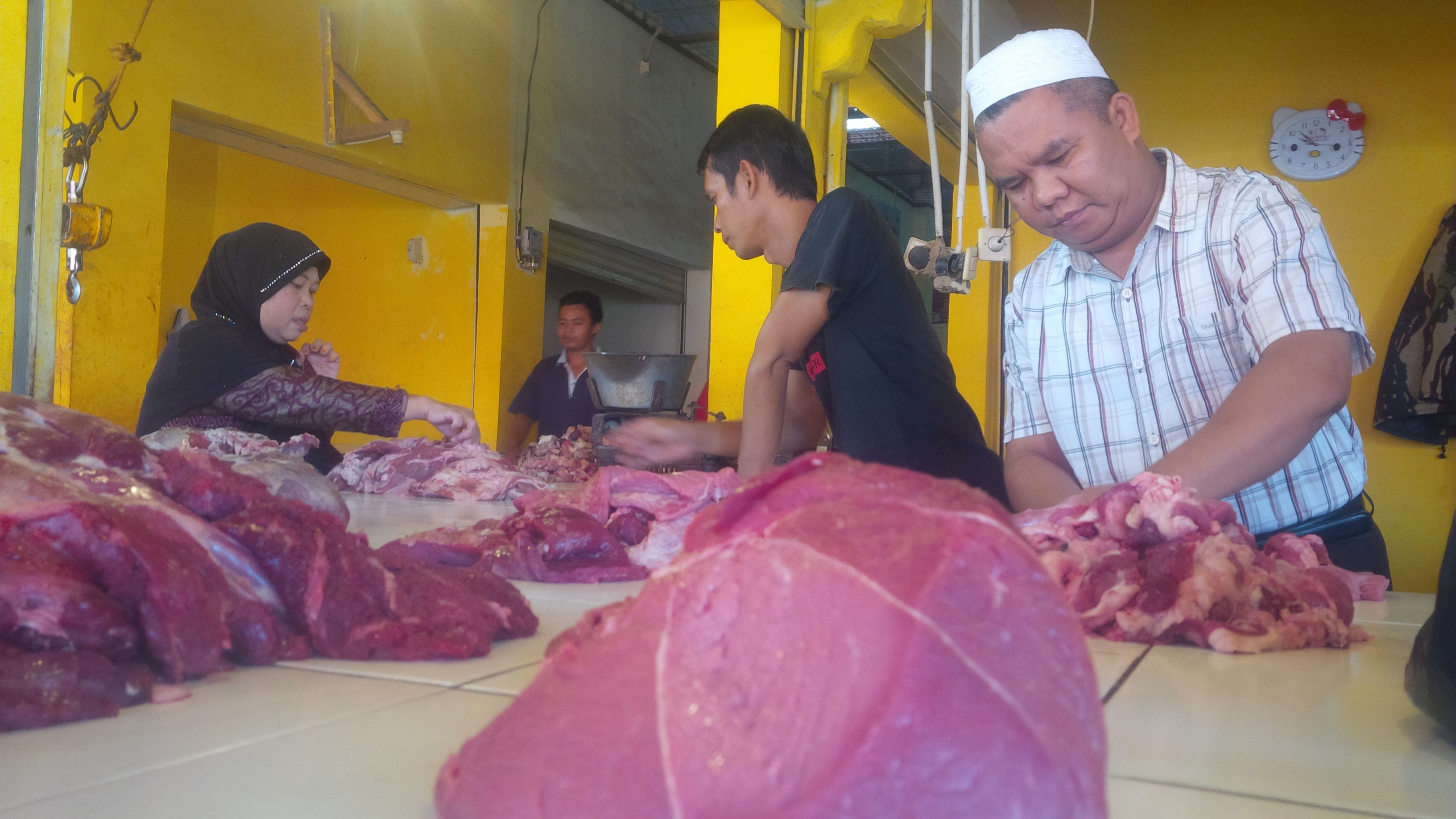 Pedagang  daging sapi di Pasar Induk Pasirhayam Kabupaten Cianjur, Jawa Barat, sedang melayani pembeli.