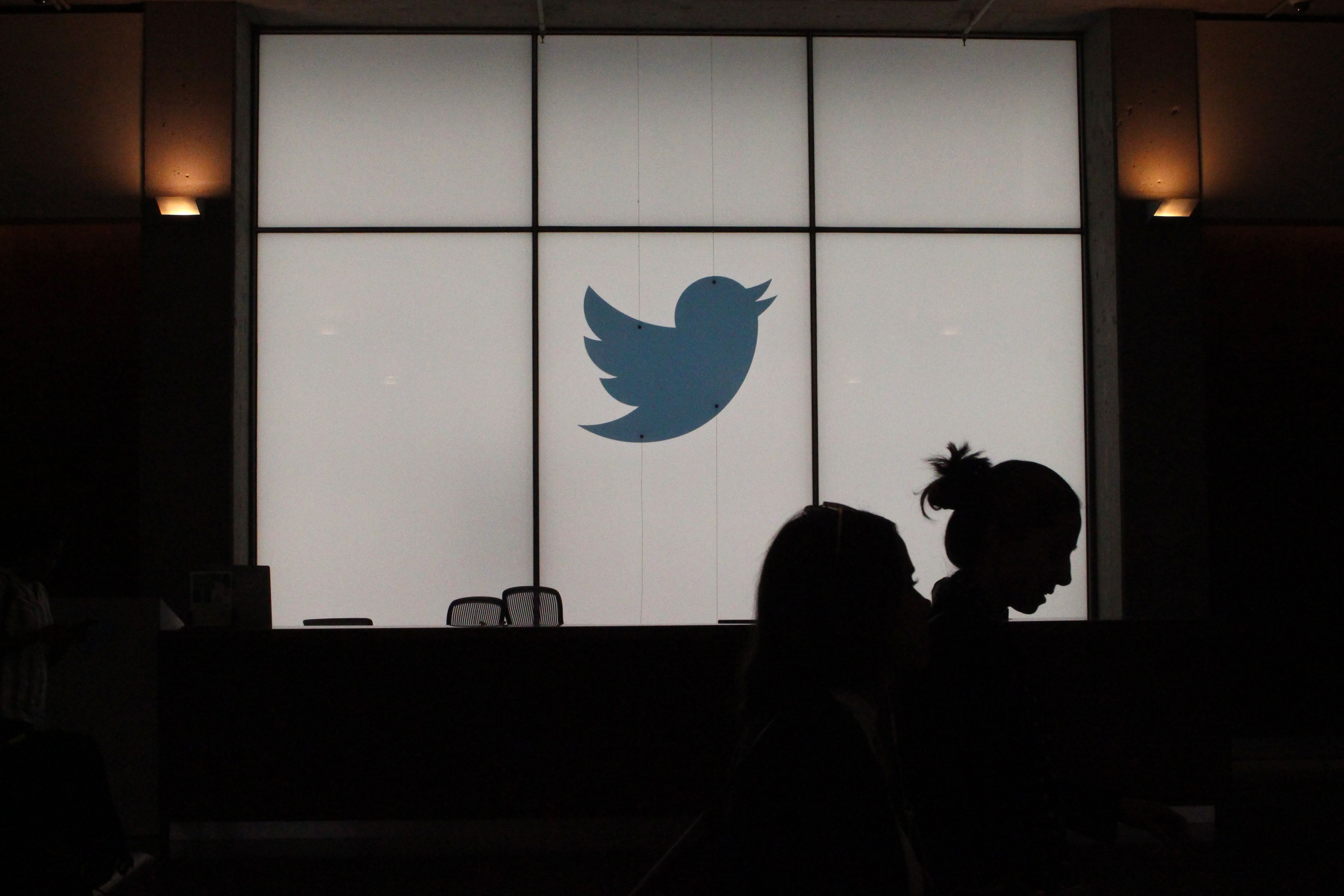 Logo Twitter terlihat di kantor perusahaan itu di San Francisco, Amerika Serikat