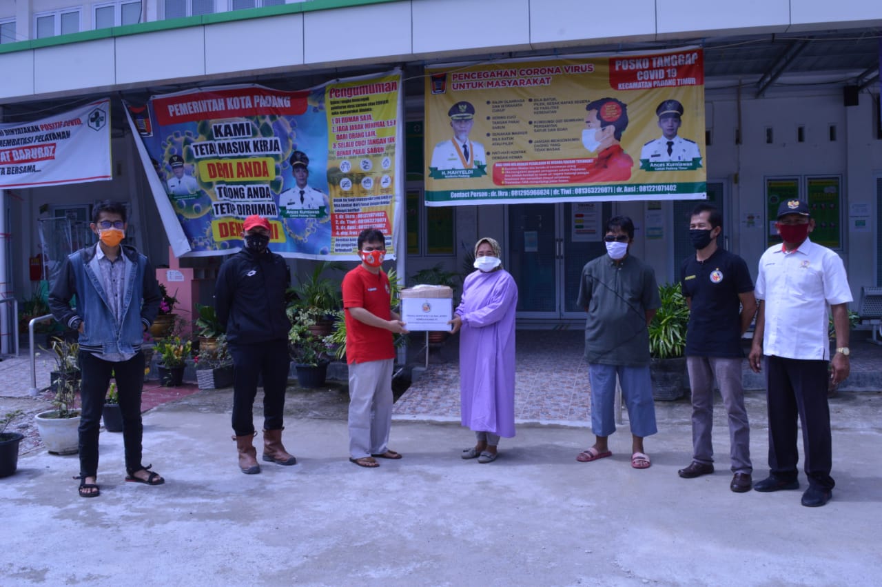 Hasil lelang jersey Semen Padang senilai Rp5,6 juta diwujudkan dalam bentuk alat pelindung diri yang disumbangkan ke sejumlah puskesmas. 