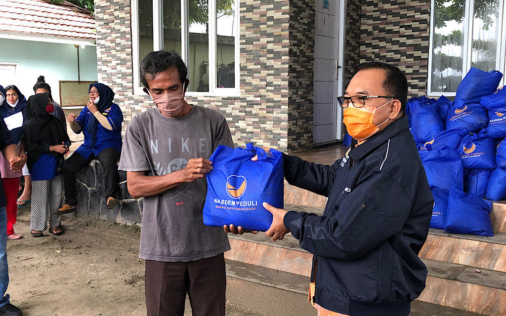 Bupati Kepulauan Seribu, Husein Murad menyalurkan sembako dari NasDem ke warga.