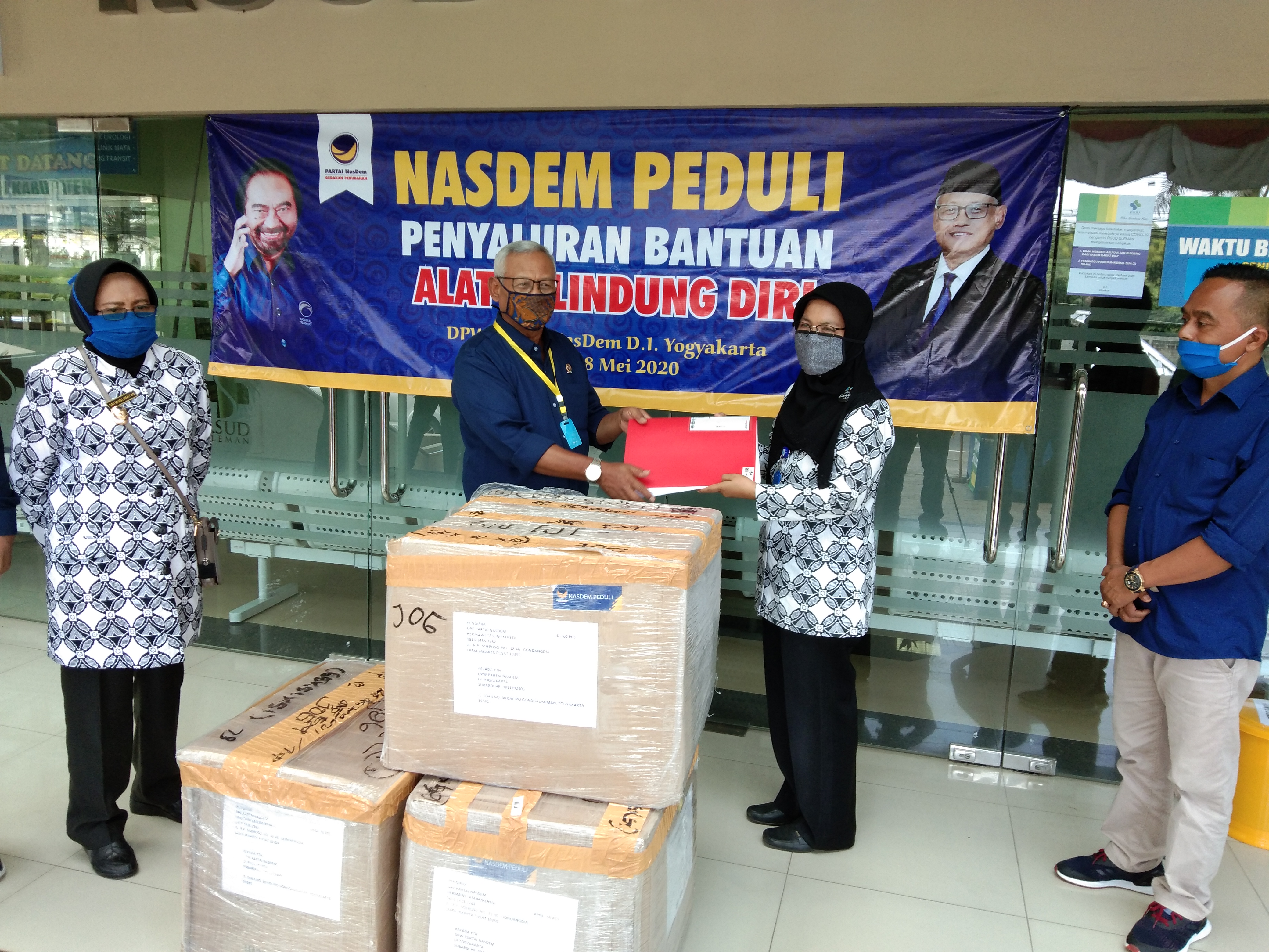Ketua DPW NasDem DIY Subardi menyerabkan bantuan baju APD sebanyak 3 koli untuk garda terdepan penanganan covid-19 di Sleman, DIY