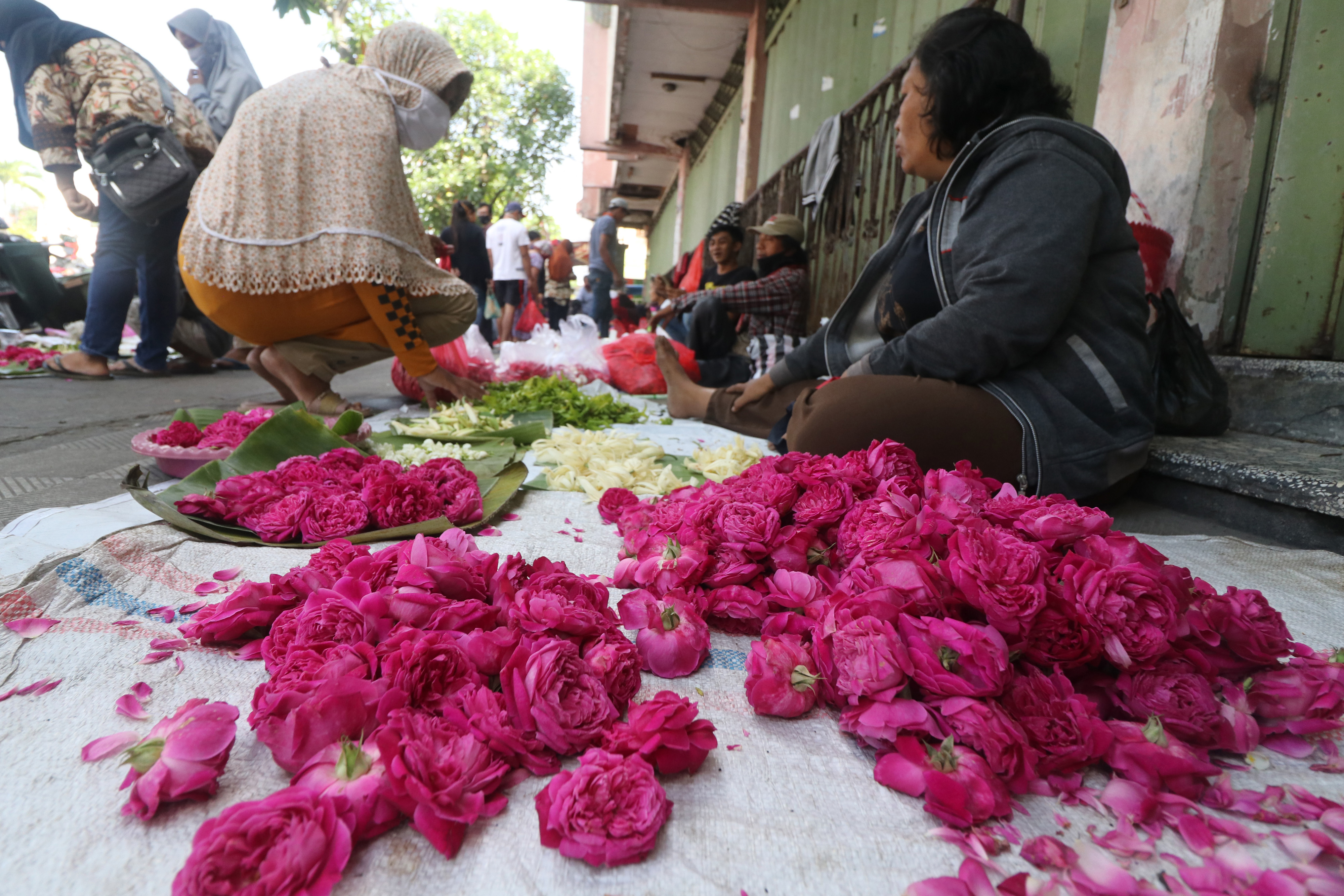 Ilustrasi--pedagang bunga tabur musiman