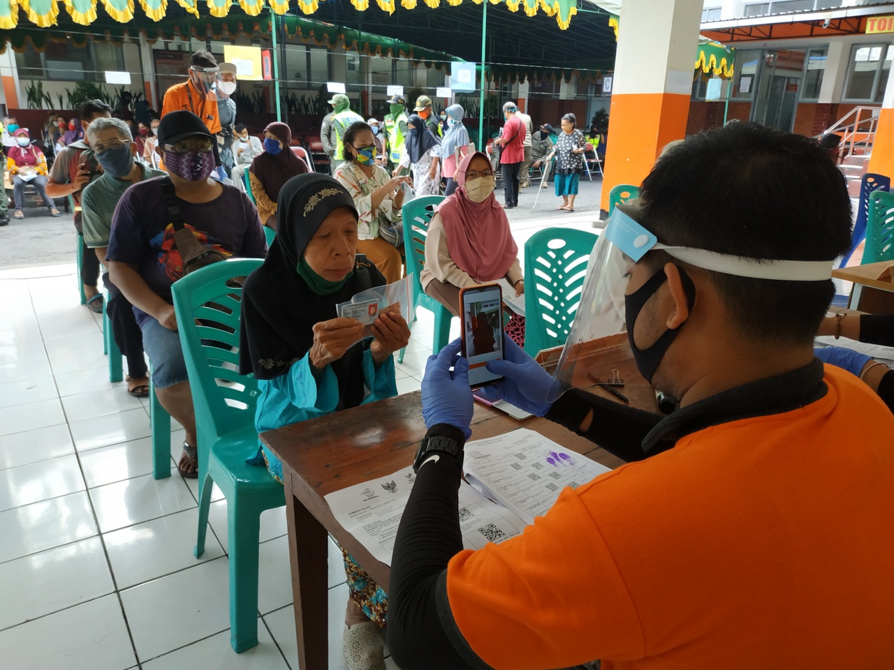 Penyaluran BLT Kemensos di Yogyakarta memerhatikan jaga jarak saat pandemi covid-19.