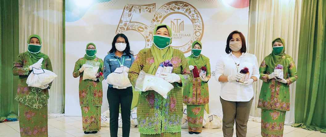 Perwakilan dari Martha Tilaar Group (MTG) bersama perwakilan benihbaik.com dan Muslimat NU berfoto bersama seusai penyerahan bantuan.