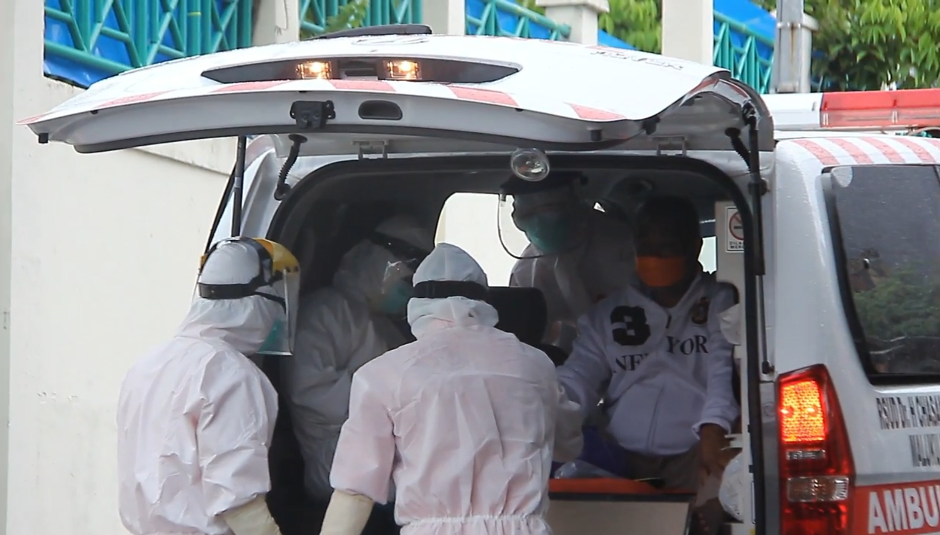 Wali Kota Tidore Kepulauan Ali Ibrahim di dalam ambulans saat akan dibawa ke RSUD Chasan  Boesoirie Ternate, Senin (25/5/2020).