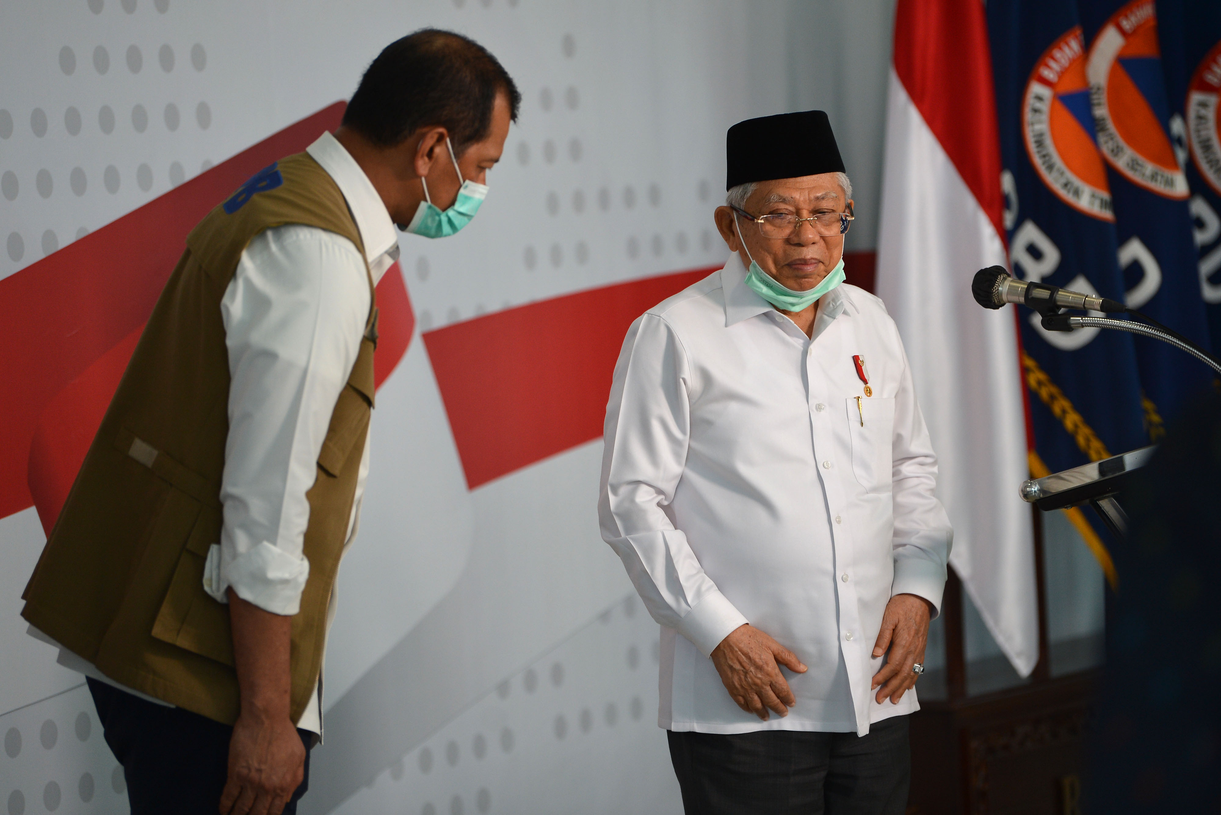 Wakil Presiden Ma'ruf Amin berbincang dengan Kepala BNPB Doni Monardo seusai memberikan keterangan pers.