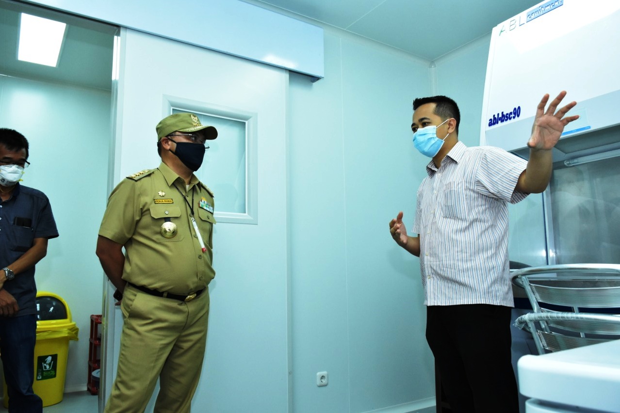 Gubernur Erzaldi Rosman Djohan (kiri).