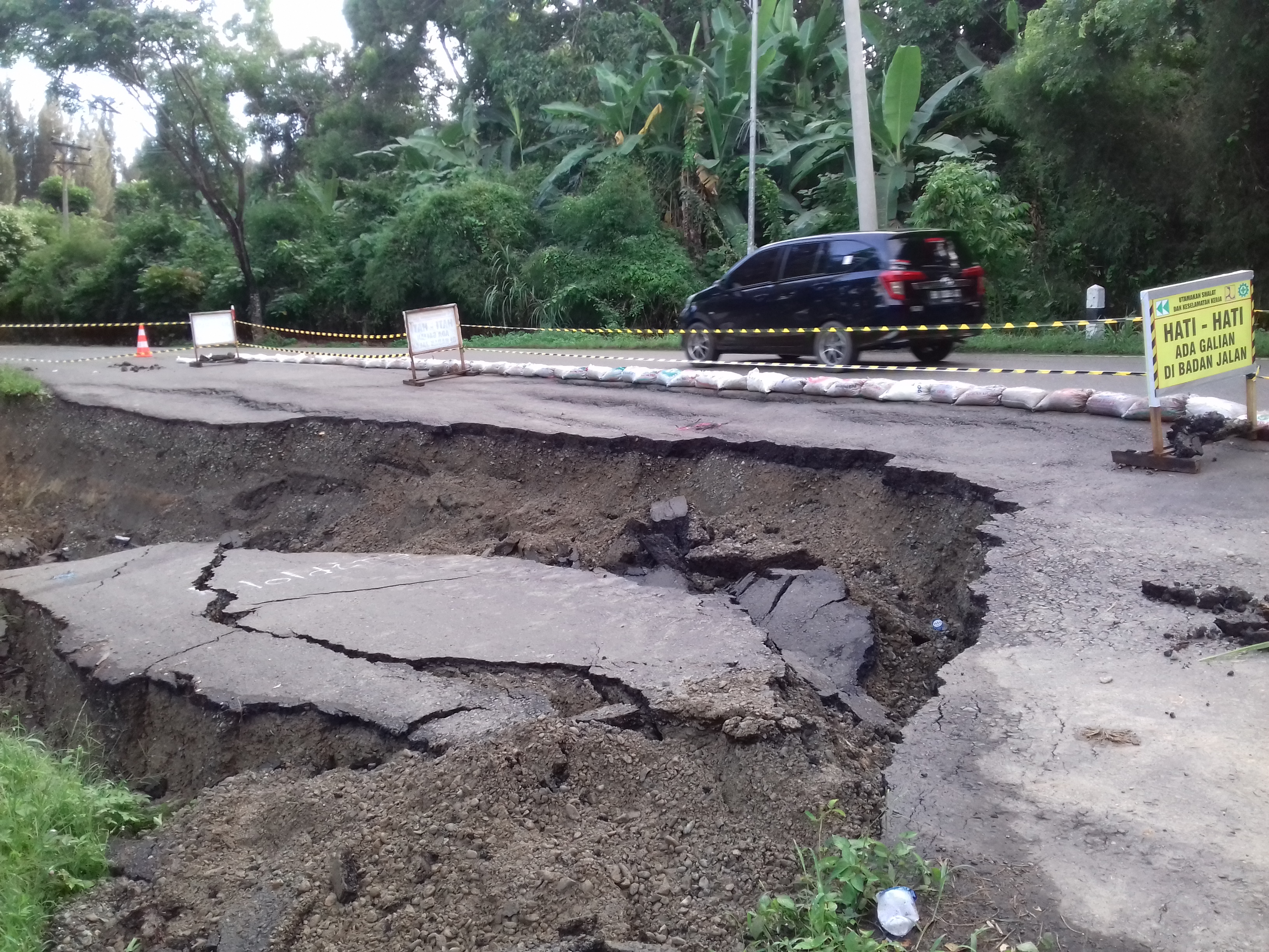 Badan jalan yang amblas di jalur nasional Banda Aceh,Ibukota Provinsi Aceh-Sigli, Kabupaten Pidie