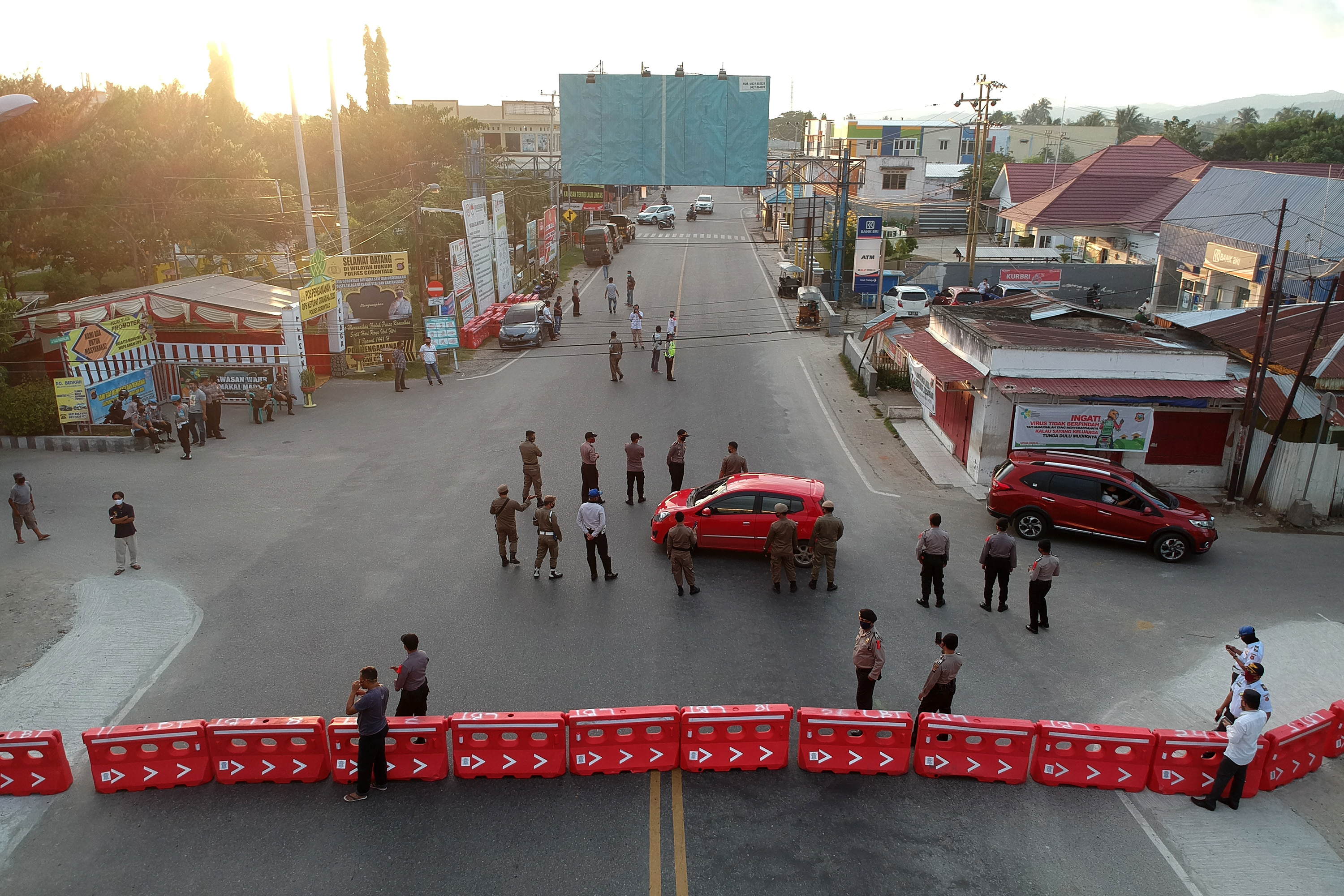 Foto udara sejumlah Polisi, Dinas Perhubungan dan Satpol PP berjaga di jembatan perbatasan Kota dan Kabupaten Gorontalo di Telaga, Gorontalo