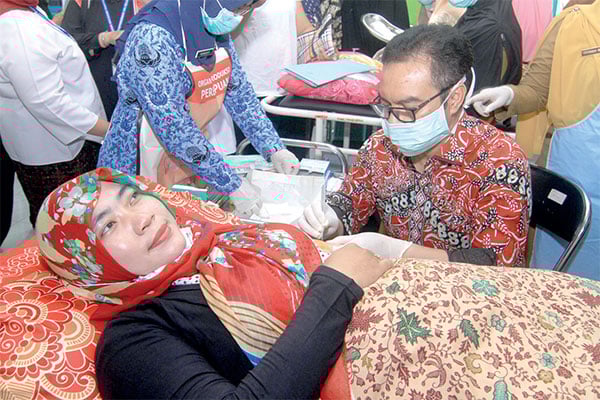 Kepala BKKBN Hasto Wardoyo (kanan) memasang alat kontrasepsi jangka panjang