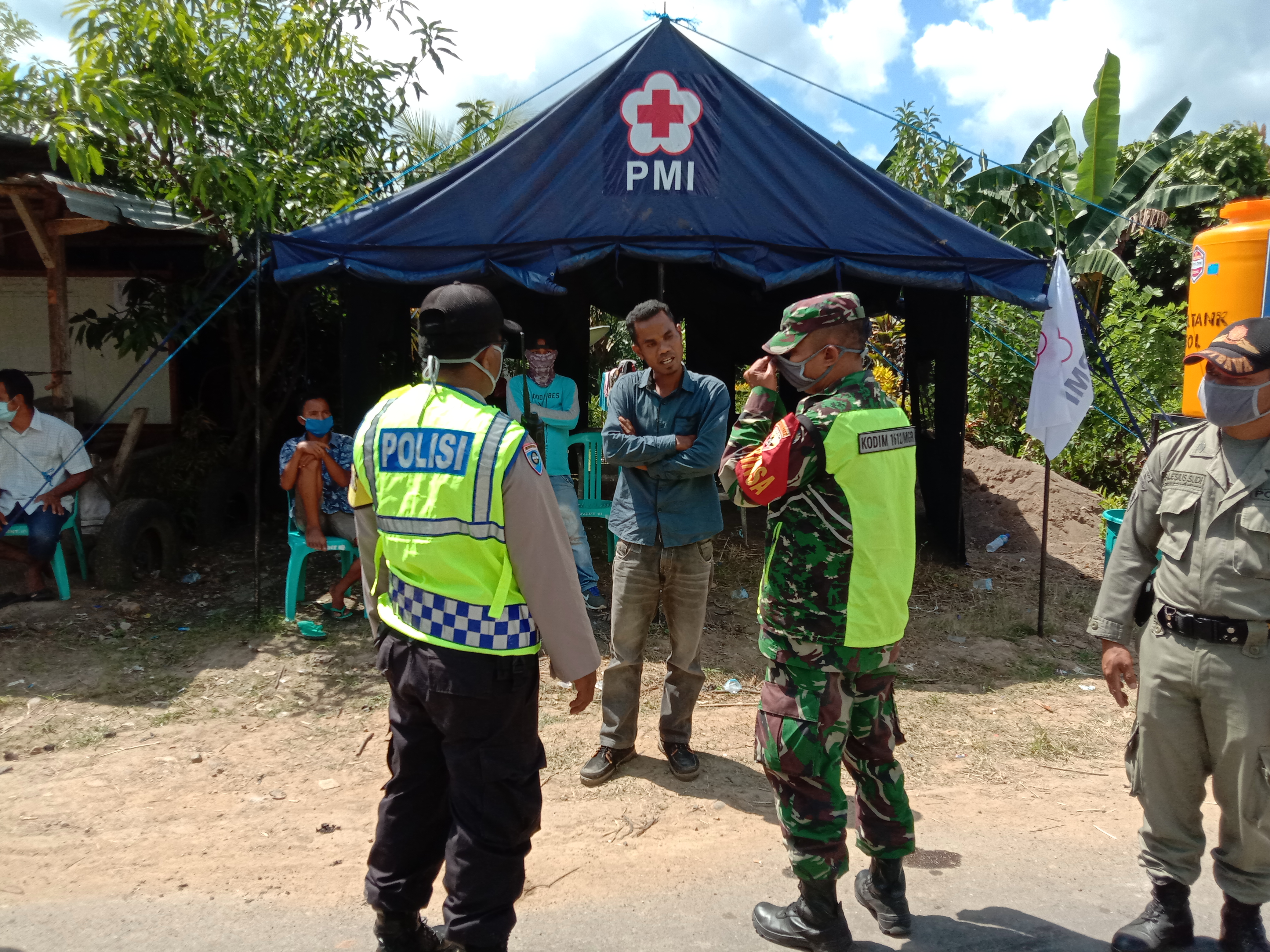 Pos jaga di jalan utama lintas Flores Labuanbajo Ruteng. 