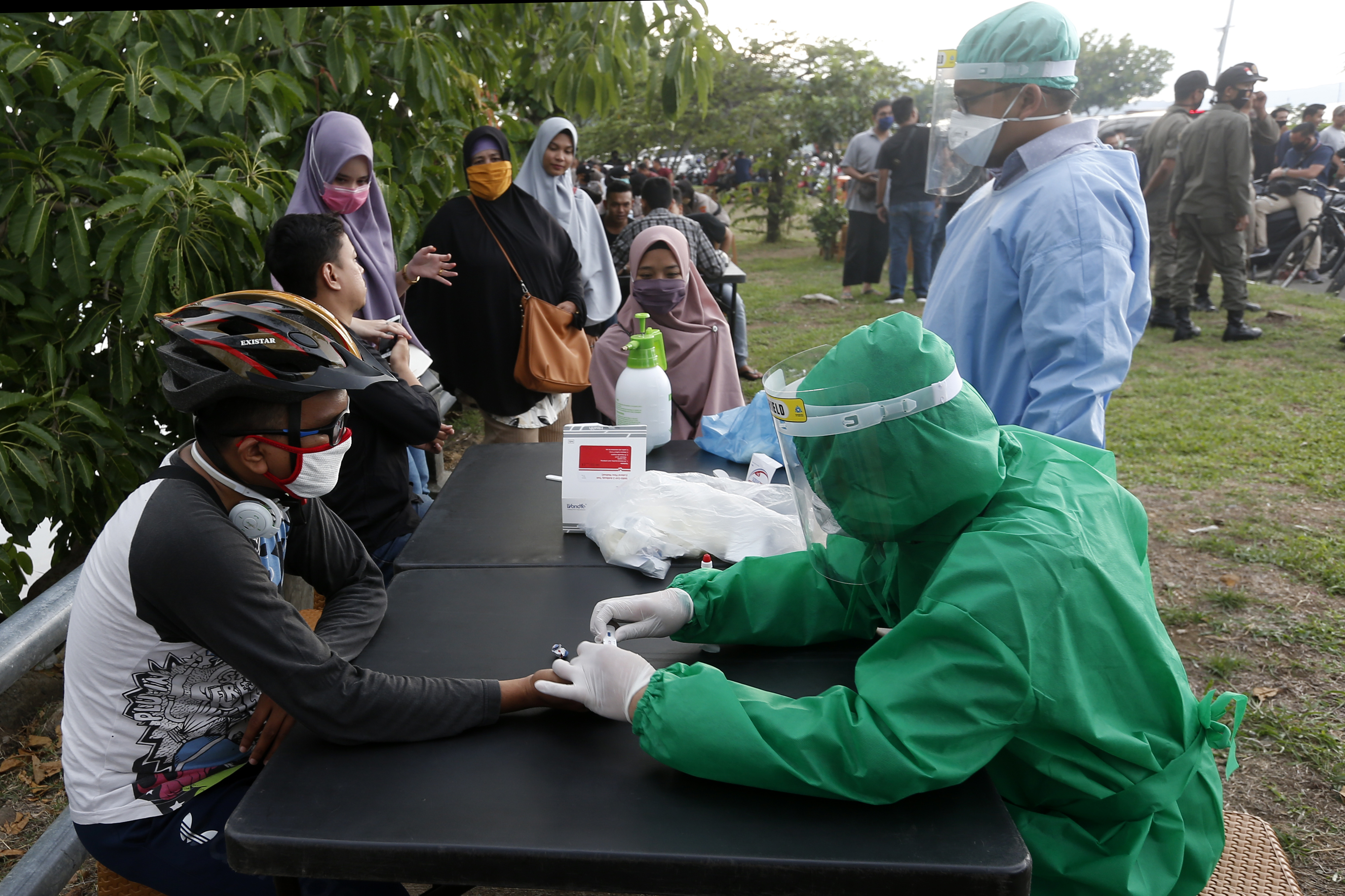 Personel Polresta Banda Aceh bersama tenaga medis dari Ikatan Dokter Indonesia (IDI) Aceh melakukan rapid test (tes cepat) covid-19