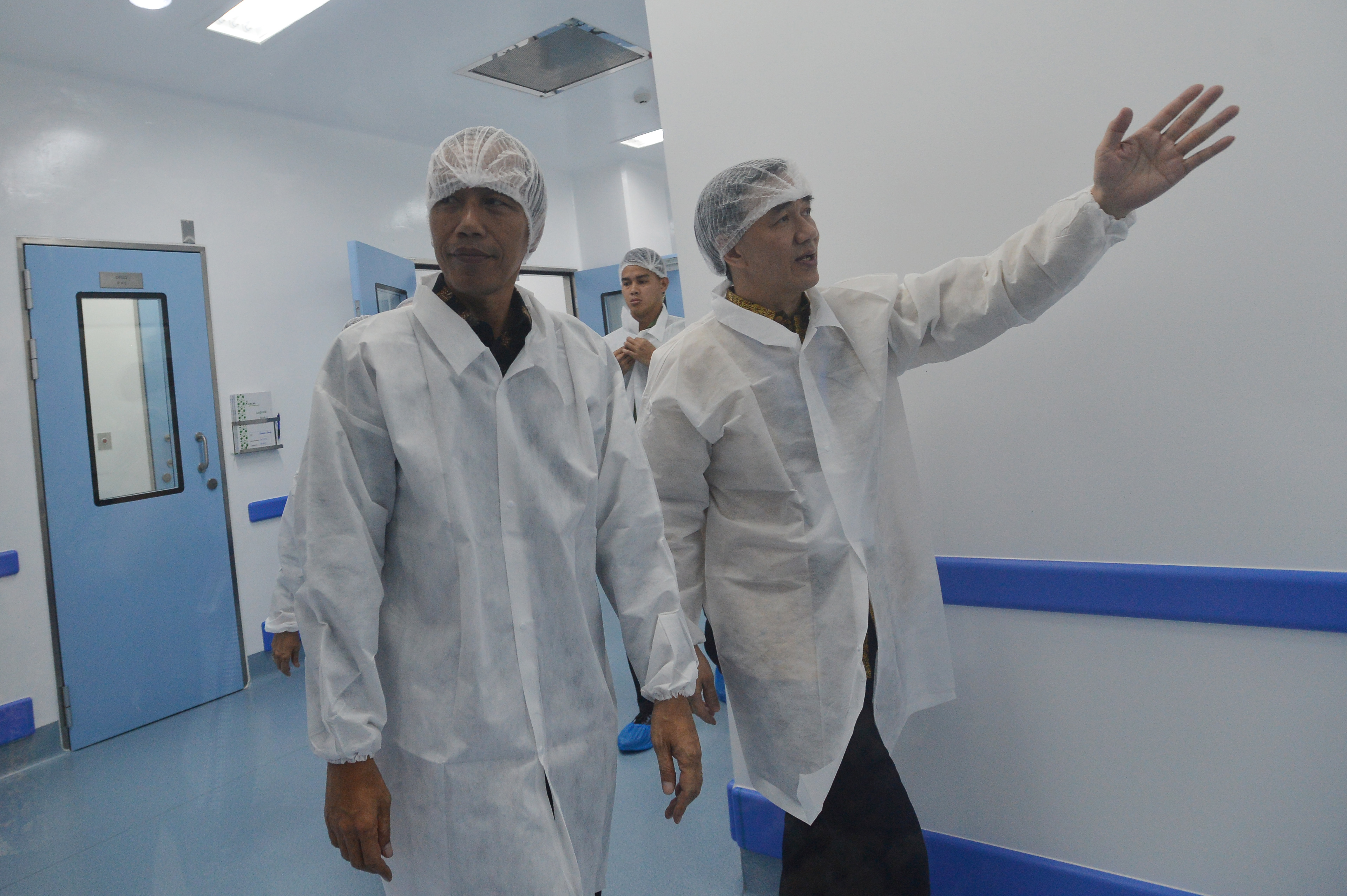 Presiden Joko Widodo saat meninjau fasilitas produksi Kalbe Farma di Cikarang, Jawa Barat.