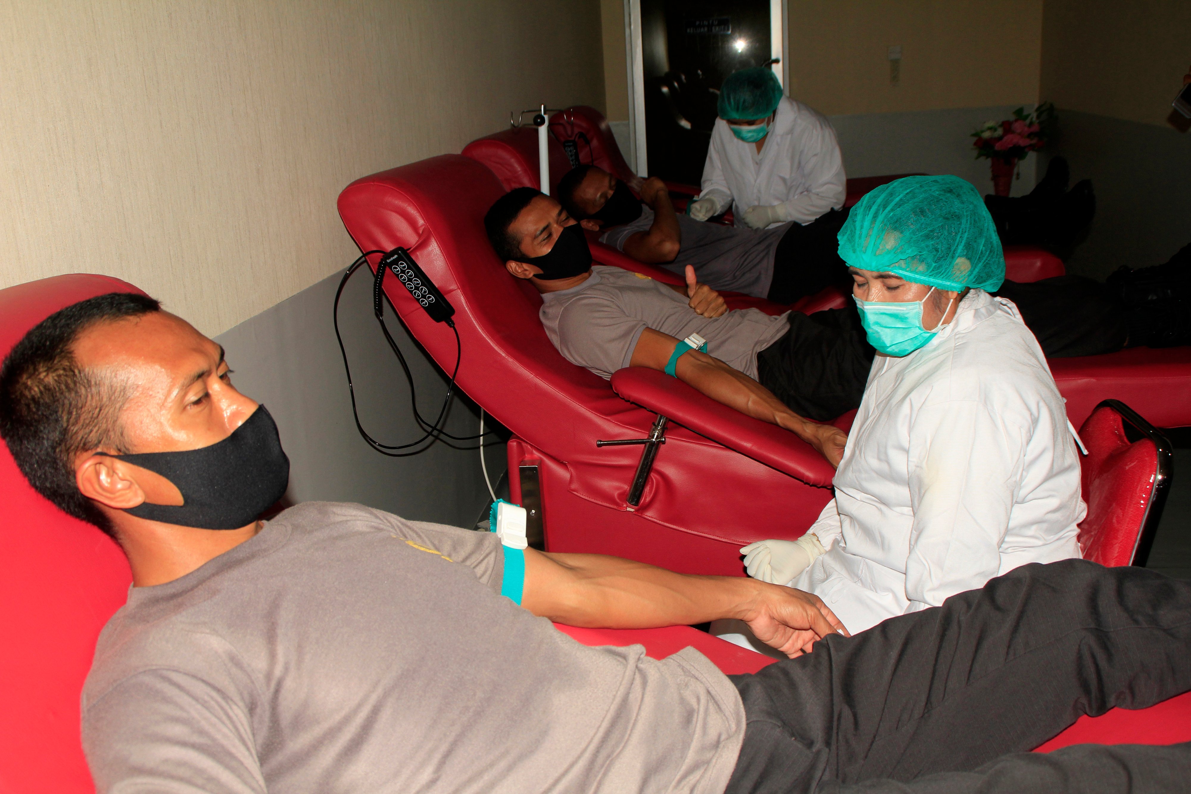 PASIEN SEMBUH DARI COVID-19 DONORKAN PLASMA DARAHNYA