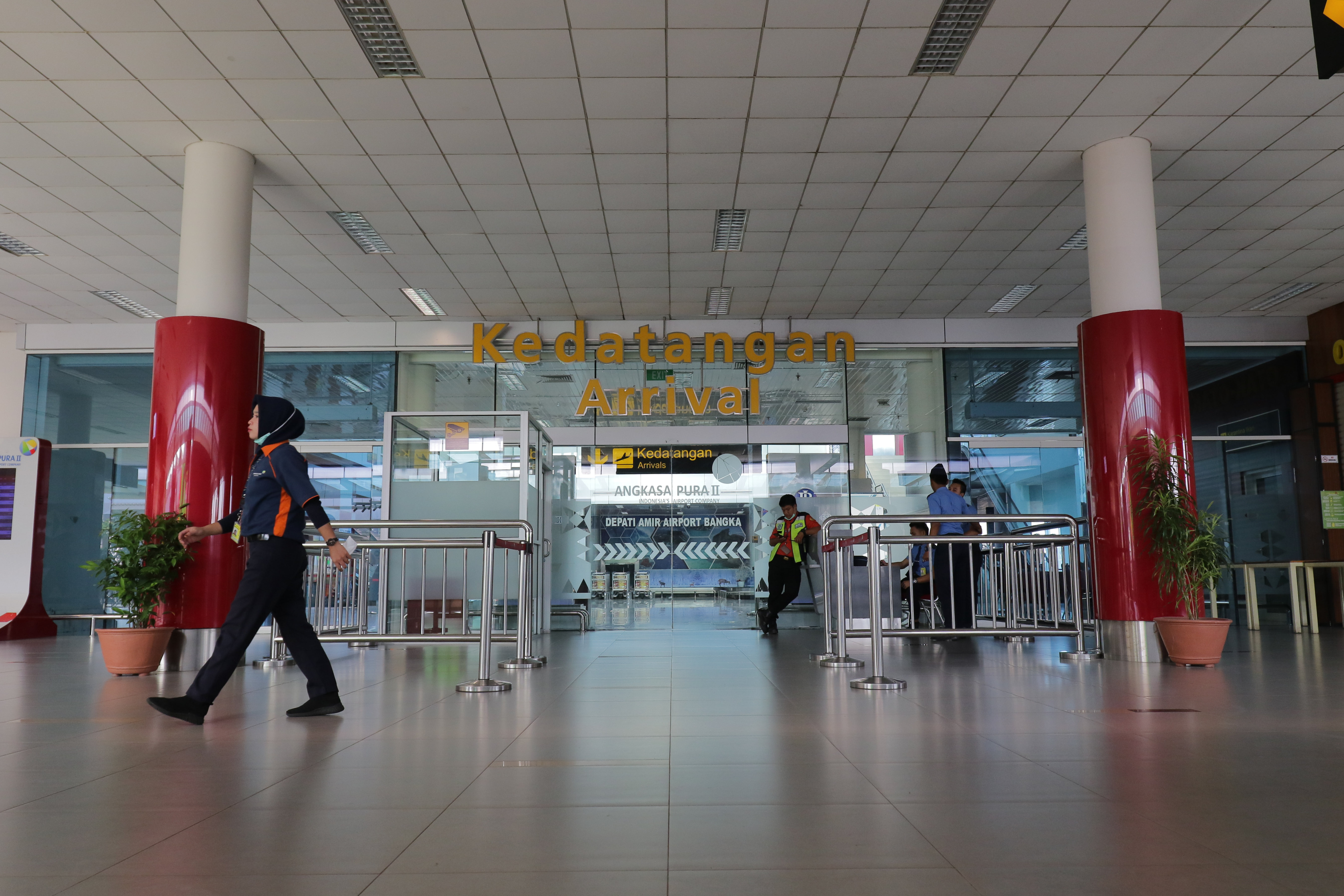Suasana terminal kedatangan Bandara Depati Amir, Pangkalpinang, Kepulauan Bangka Belitung, Senin (30/3). 