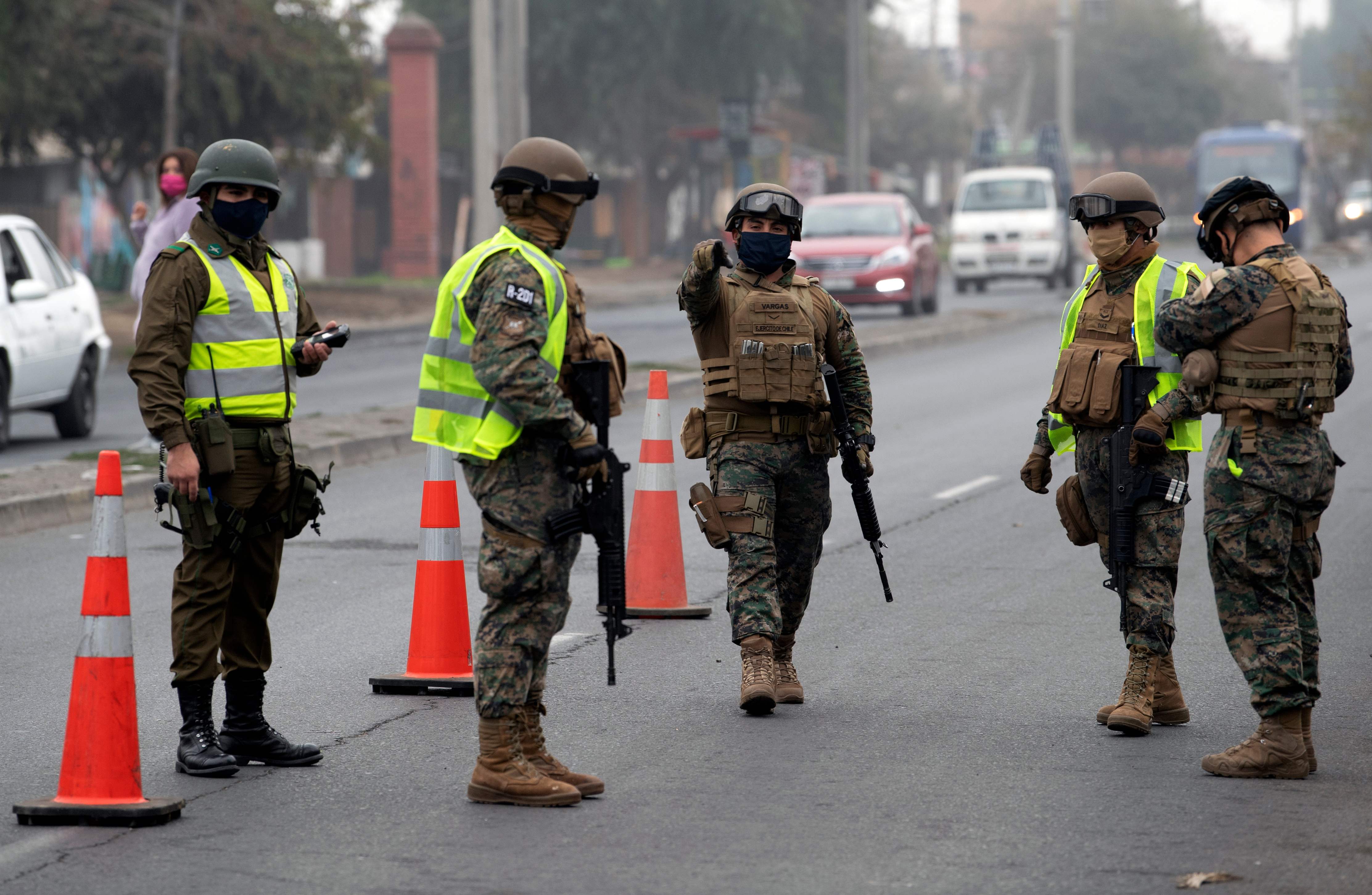 Personel militer Cile berjaga-jaga di sebuah pos pemeriksaan di Santiago.
